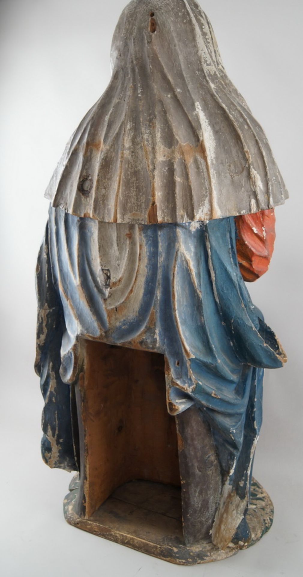 Sitzende Madonna mit betenden Händen und andächtigem Blick, 17. JH, Holz geschnitzt undgefasst, - Bild 17 aus 21