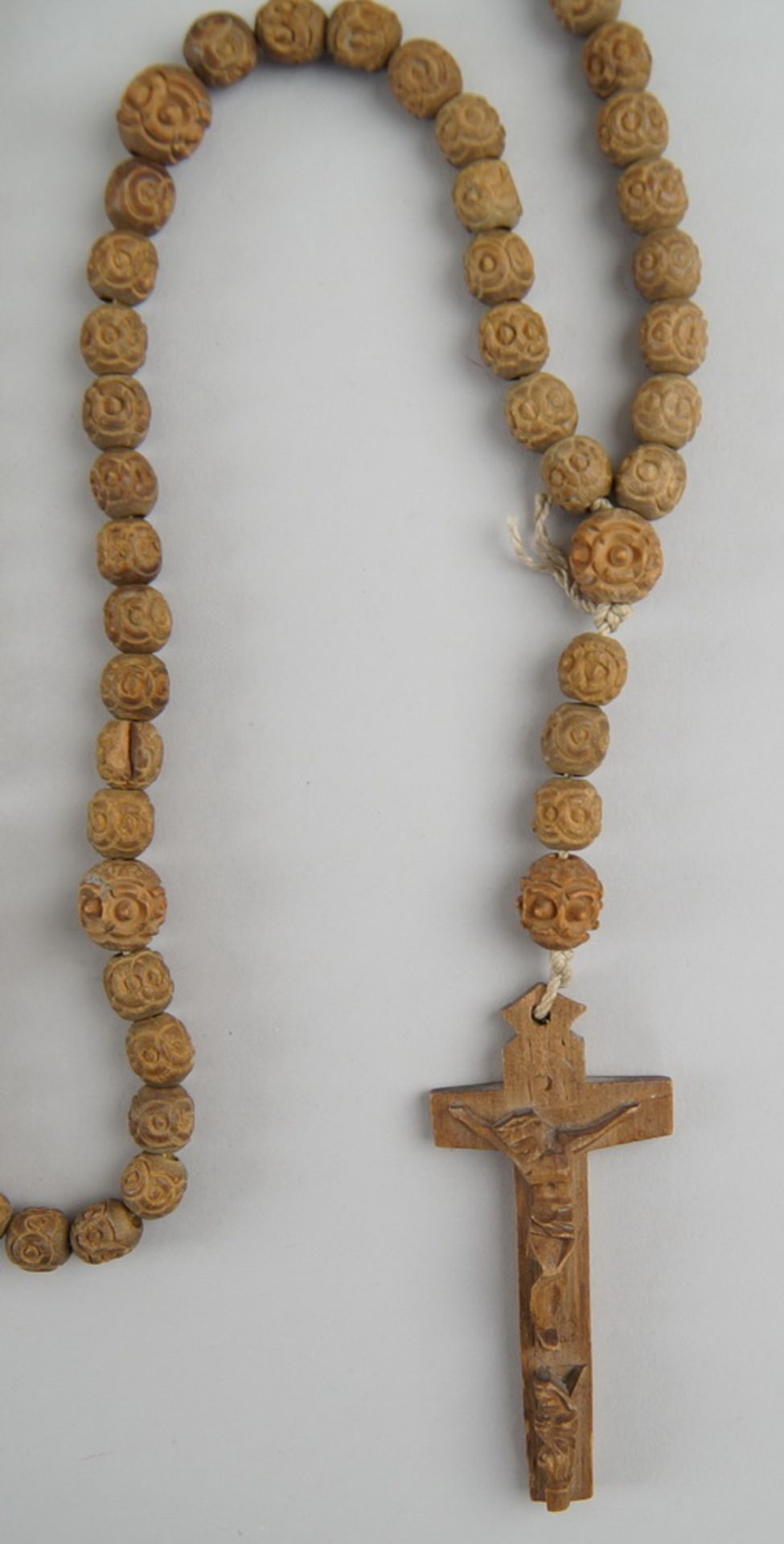 Rosenkranz aus fein geschnitzten Perlen und Holzkreuz, Altersspuren, L 52cm - Bild 3 aus 3