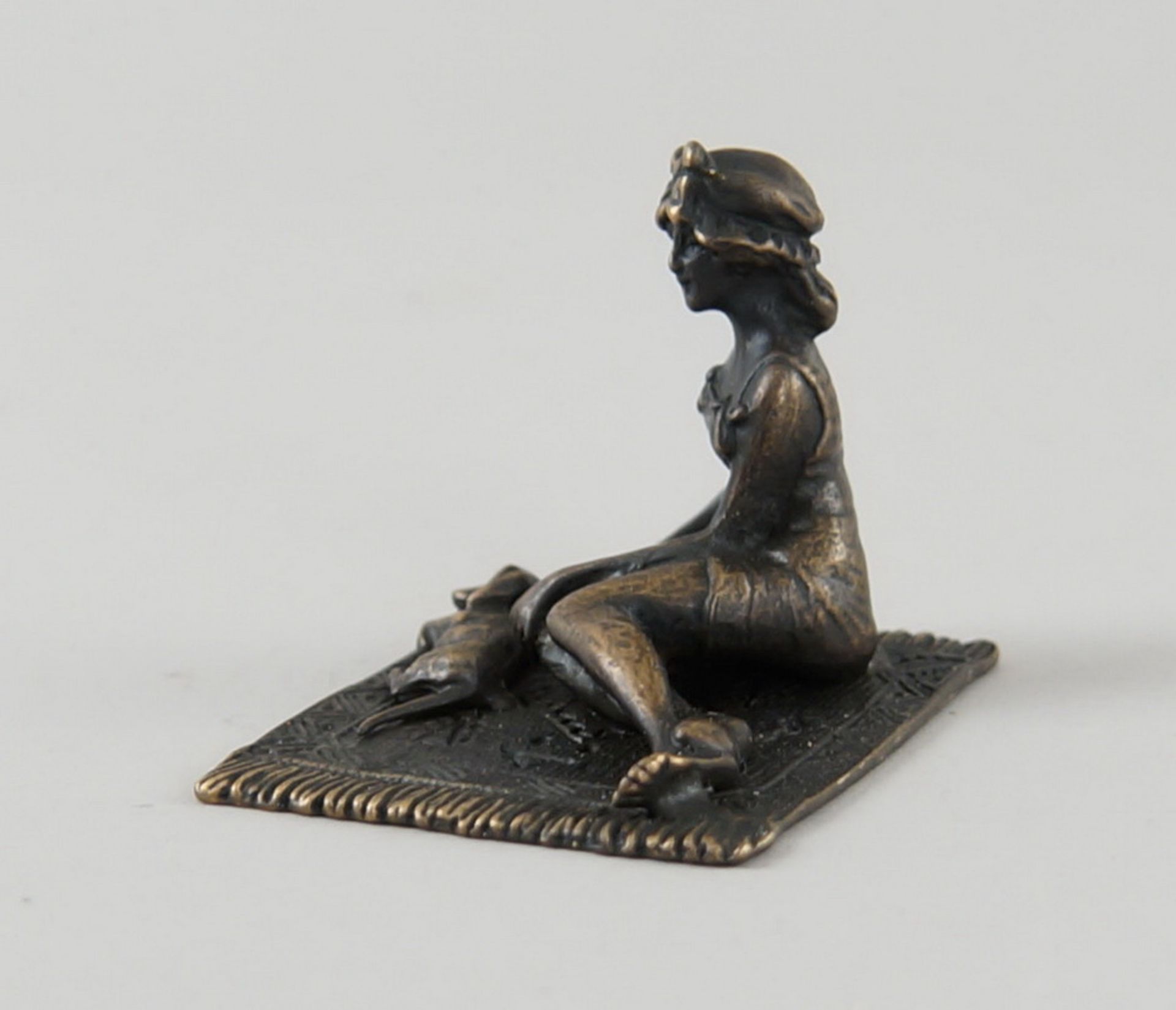 Zarte Wiener Bronze, Dame mit Dackel auf einem Teppich, 4x6x4,5cm - Bild 4 aus 9