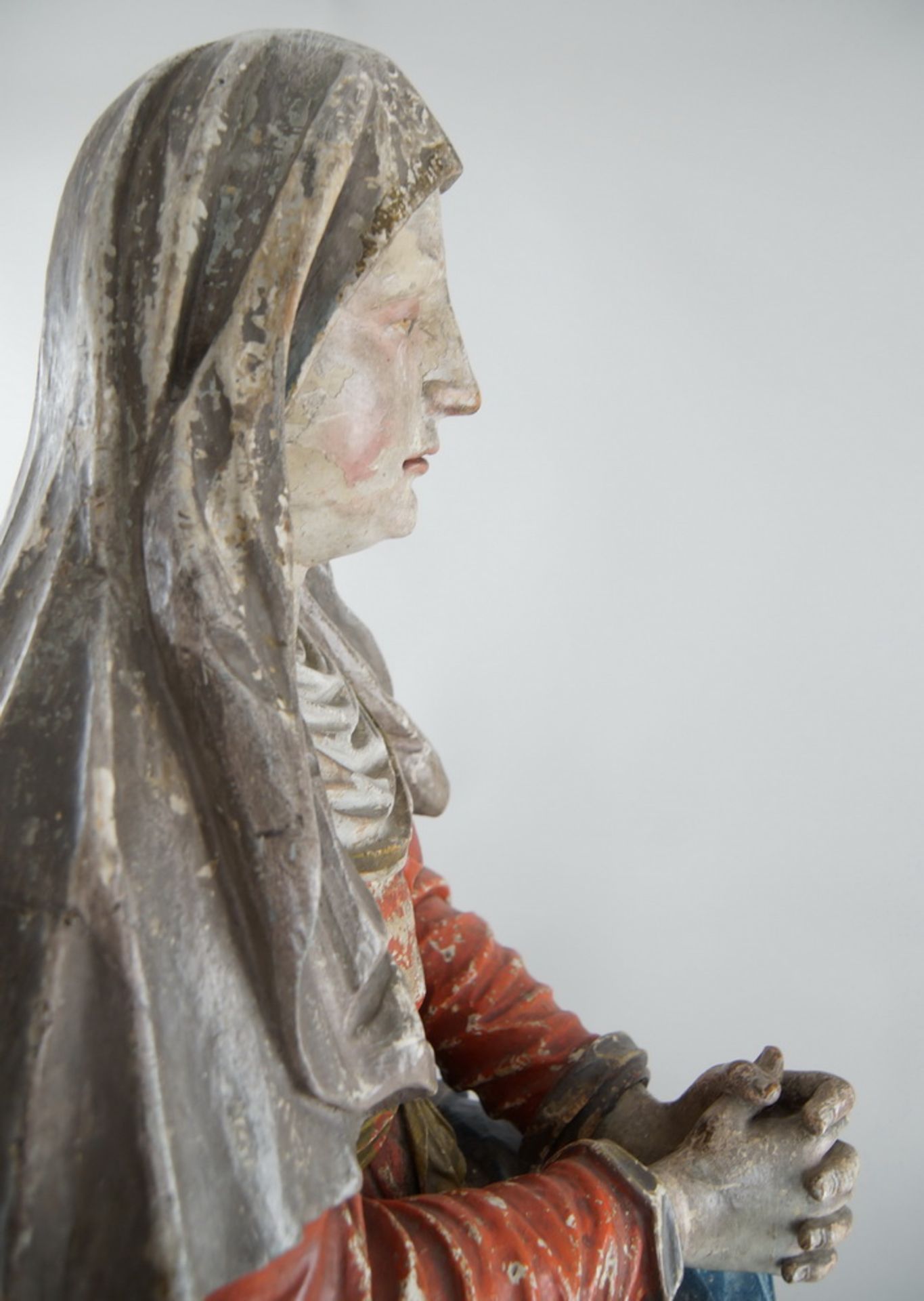 Sitzende Madonna mit betenden Händen und andächtigem Blick, 17. JH, Holz geschnitzt undgefasst, - Bild 21 aus 21