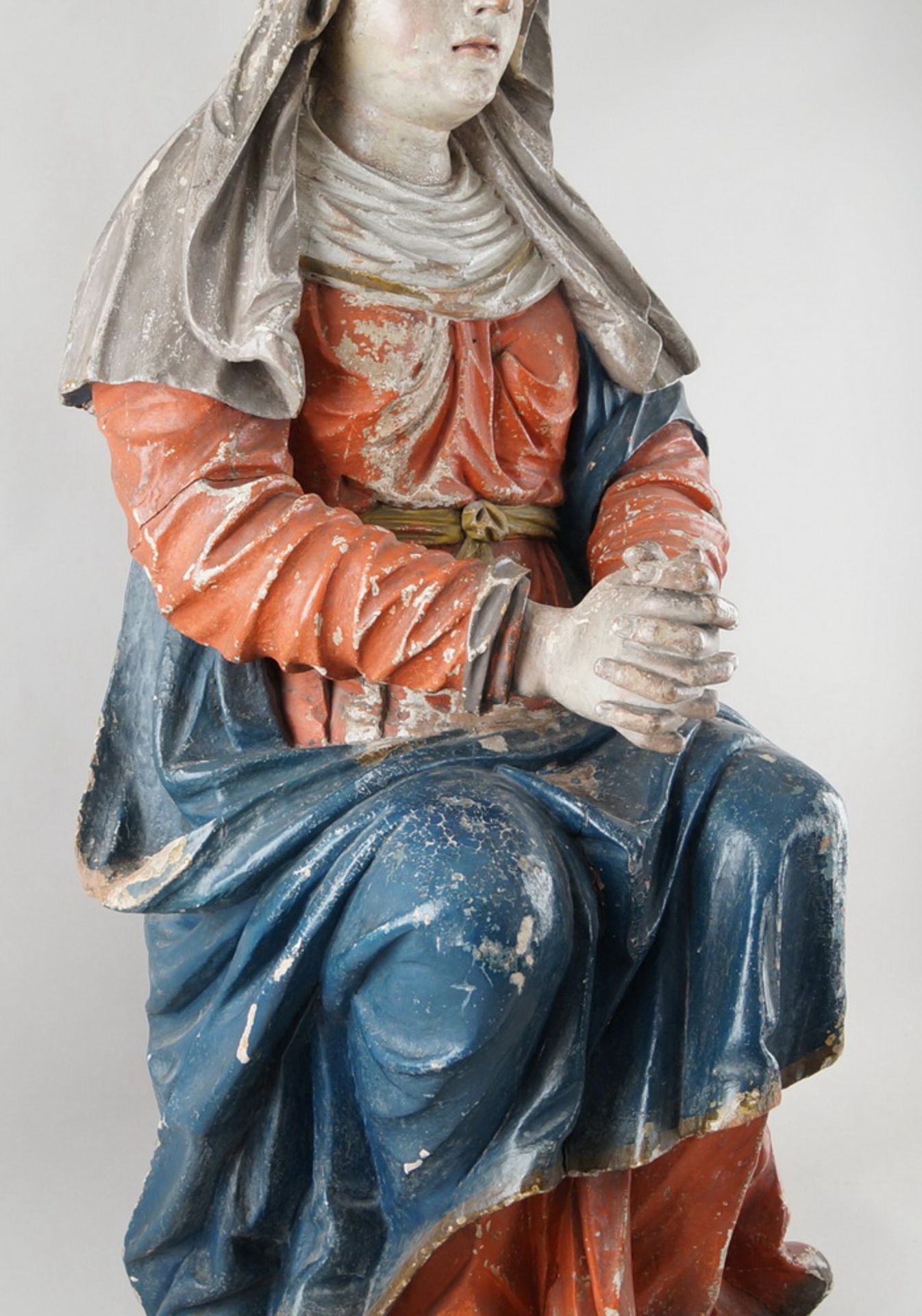 Sitzende Madonna mit betenden Händen und andächtigem Blick, 17. JH, Holz geschnitzt undgefasst, - Bild 8 aus 21