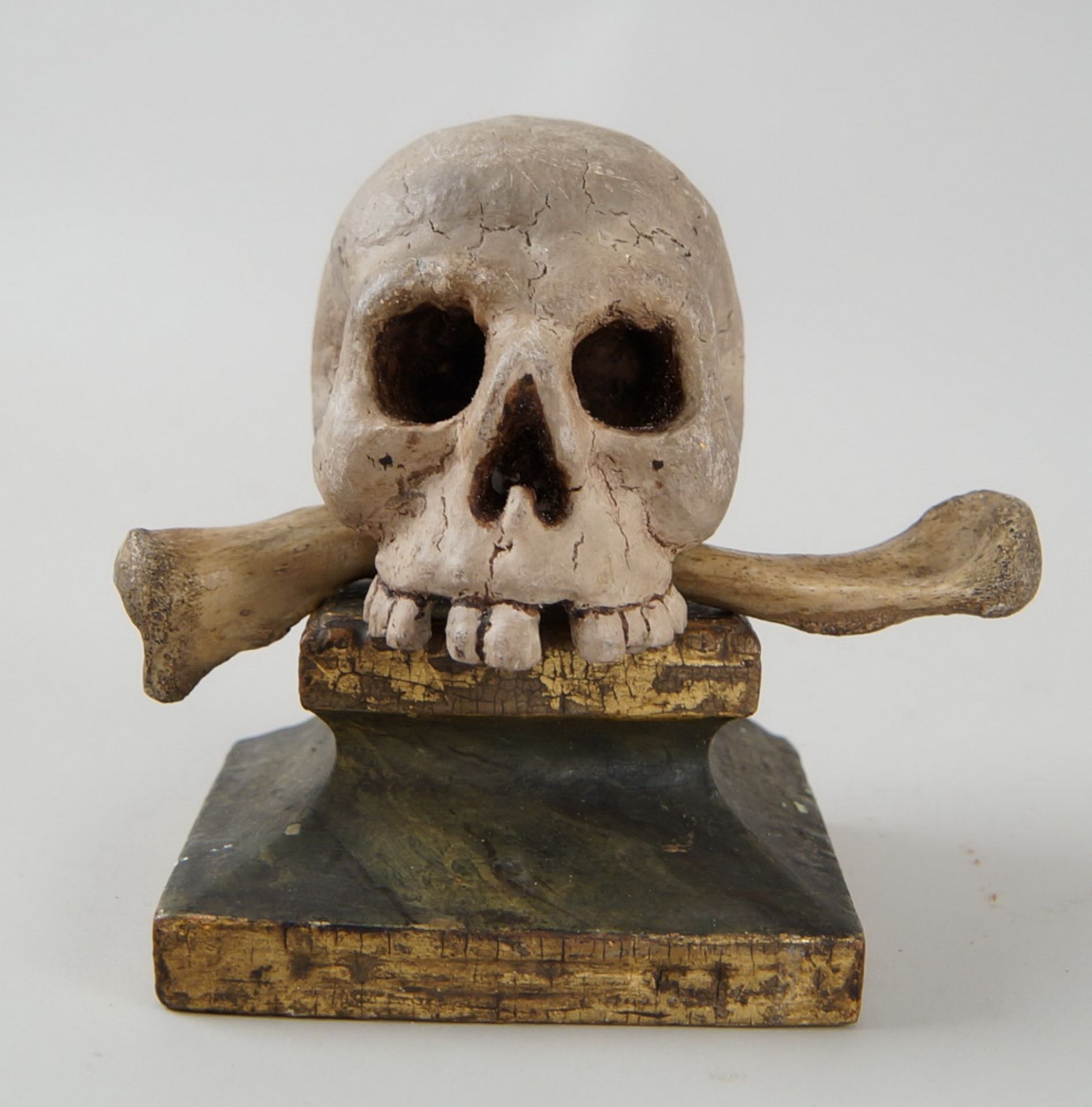 Reliquien - Totenkopf auf Sockel, Holz geschnitzt und gefasst, it echtem Knochen,14x13x9cm - Bild 2 aus 7