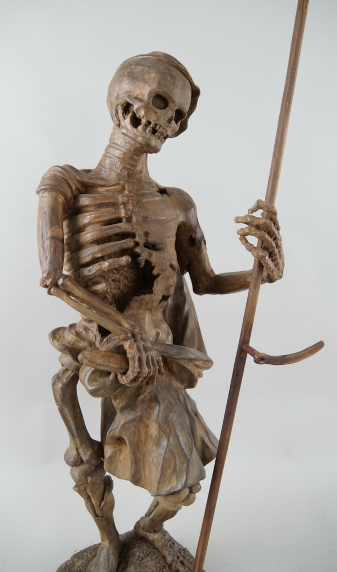 Memento Mori Skulptur / der Tod, mit Sense, stehende, skelettierte Figur in Holzgeschnitzt und - Bild 15 aus 15