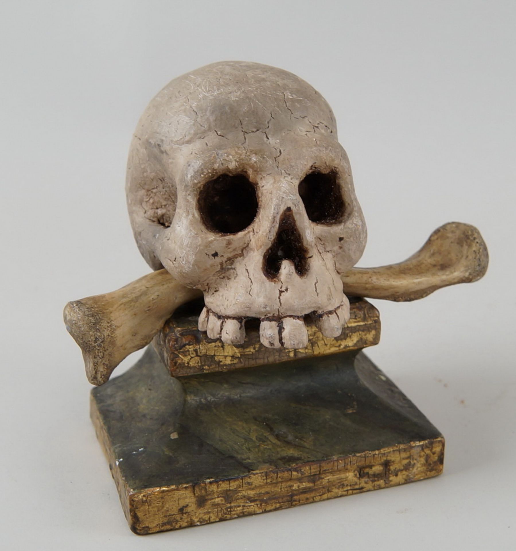 Reliquien - Totenkopf auf Sockel, Holz geschnitzt und gefasst, it echtem Knochen,14x13x9cm