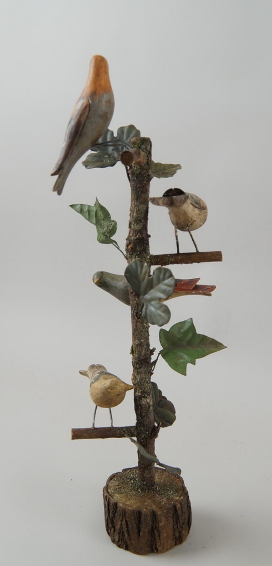 Vier bunt bemalte Singvögel auf Ast, Holz geschnitzt, Metallblätter, H 45 cm - Bild 4 aus 5