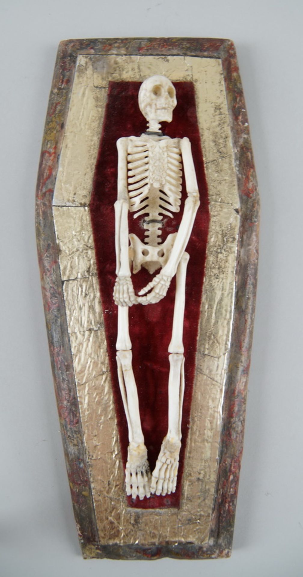 Memento Mori / die Vergänglichkeit, in Bein geschnitztes Skelett im Sarg, angebracht - Bild 5 aus 11