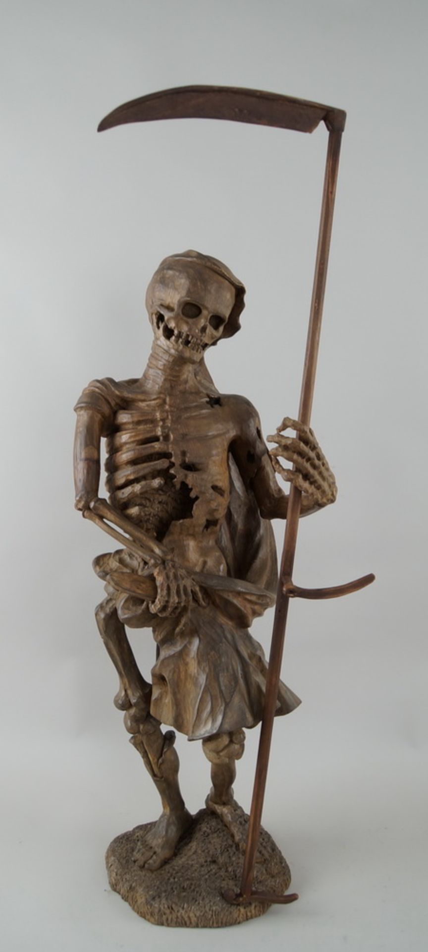 Memento Mori Skulptur / der Tod, mit Sense, stehende, skelettierte Figur in Holzgeschnitzt und - Bild 2 aus 15