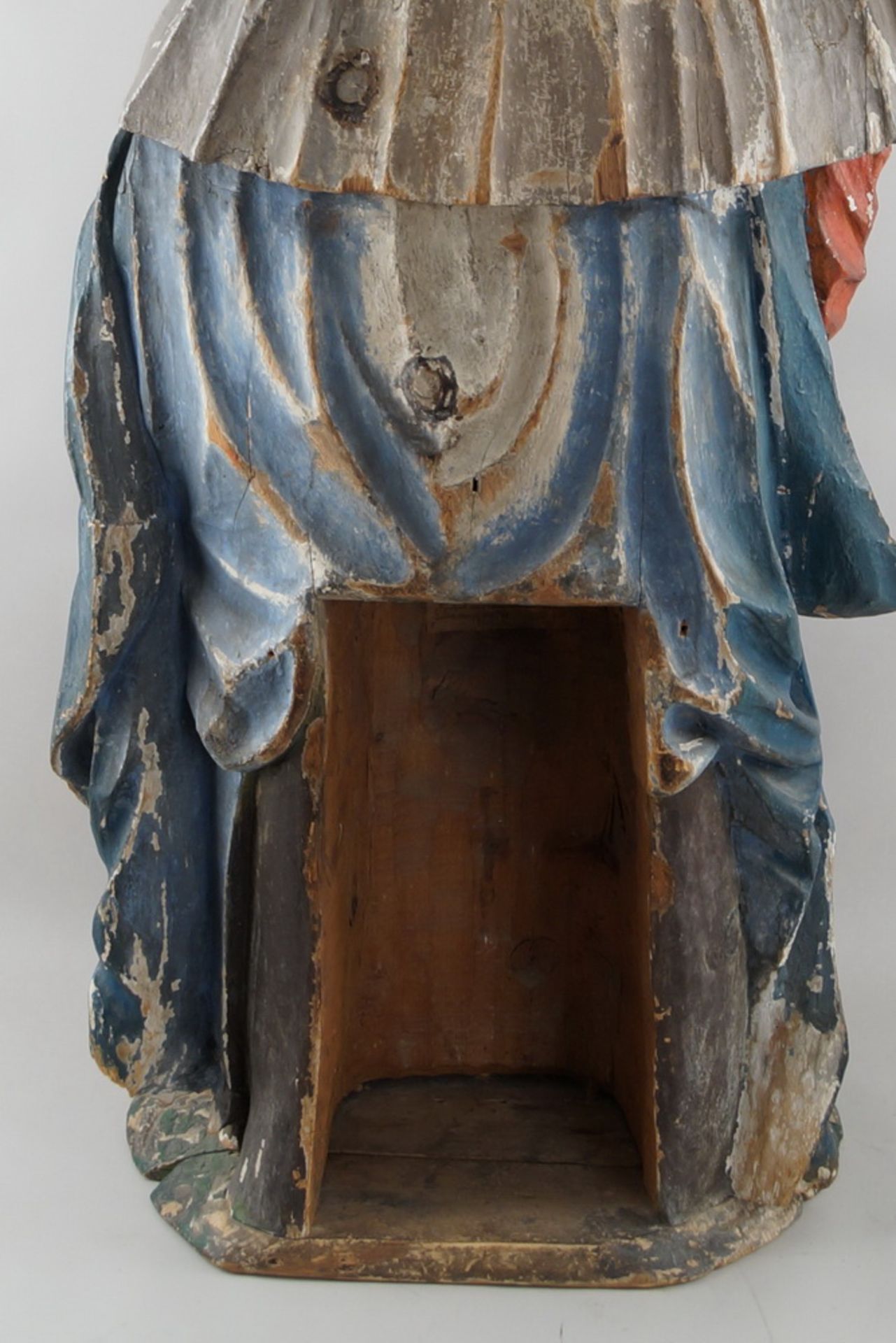 Sitzende Madonna mit betenden Händen und andächtigem Blick, 17. JH, Holz geschnitzt undgefasst, - Bild 13 aus 21