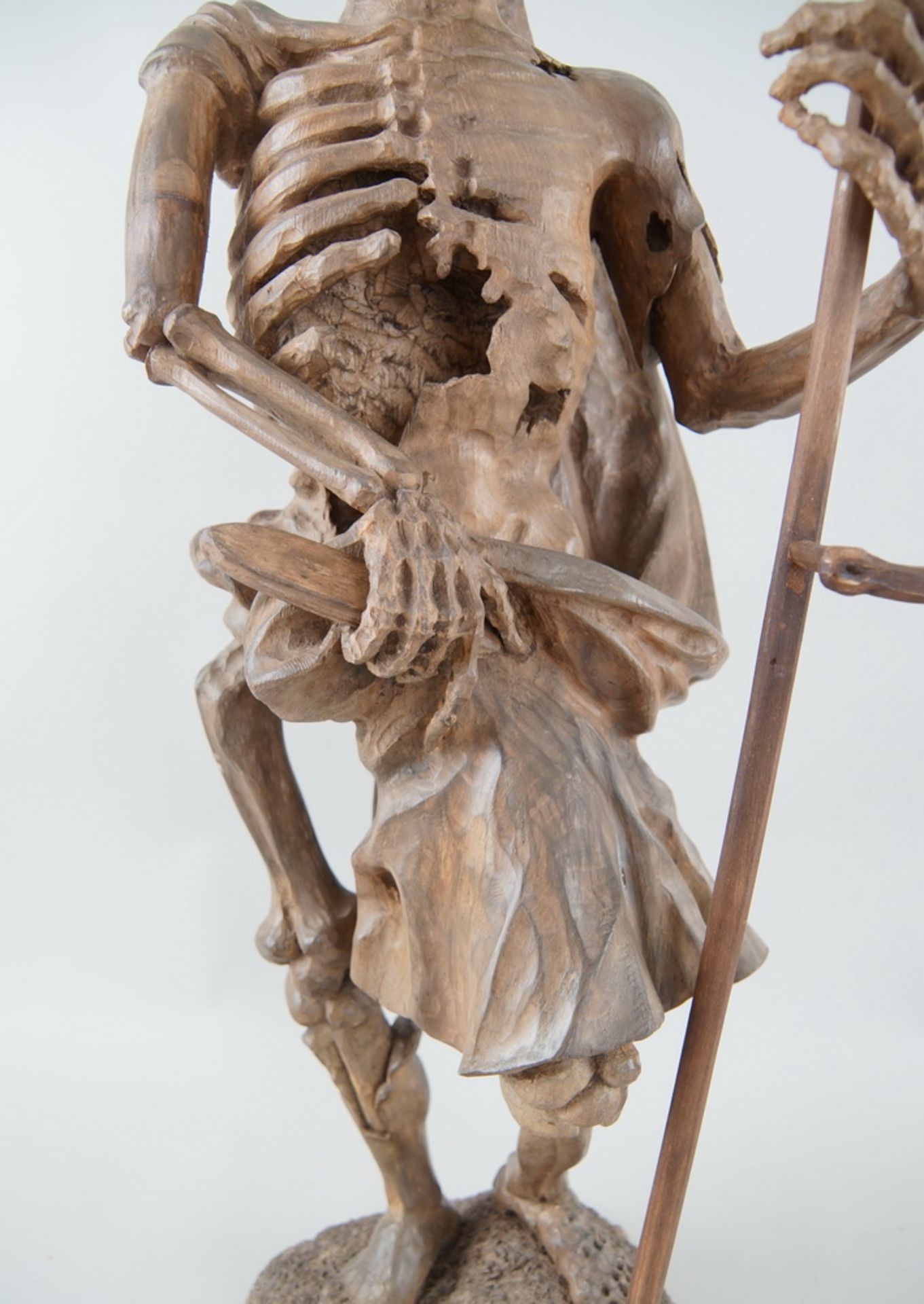 Memento Mori Skulptur / der Tod, mit Sense, stehende, skelettierte Figur in Holzgeschnitzt und - Bild 4 aus 15