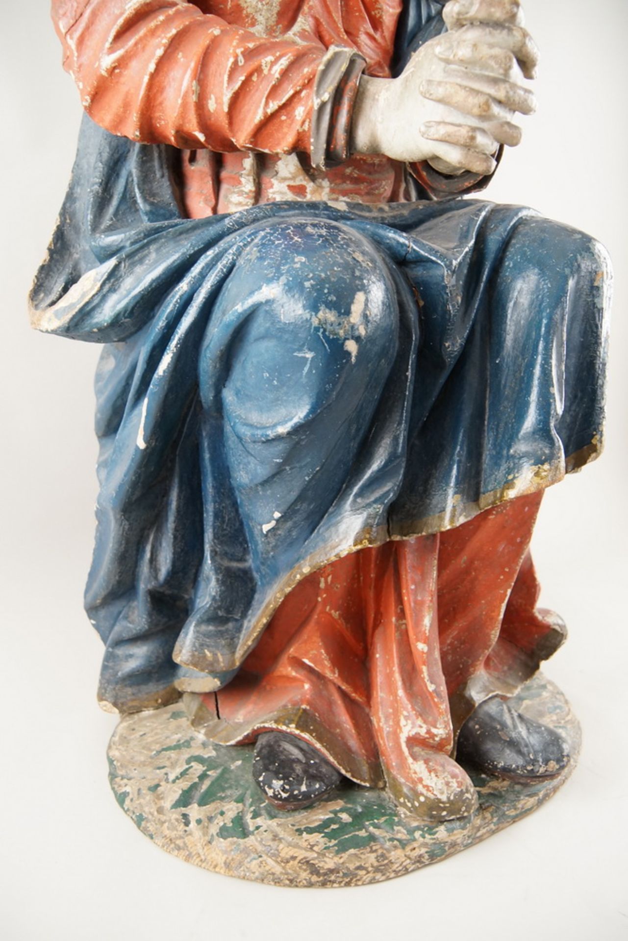 Sitzende Madonna mit betenden Händen und andächtigem Blick, 17. JH, Holz geschnitzt undgefasst, - Bild 11 aus 21