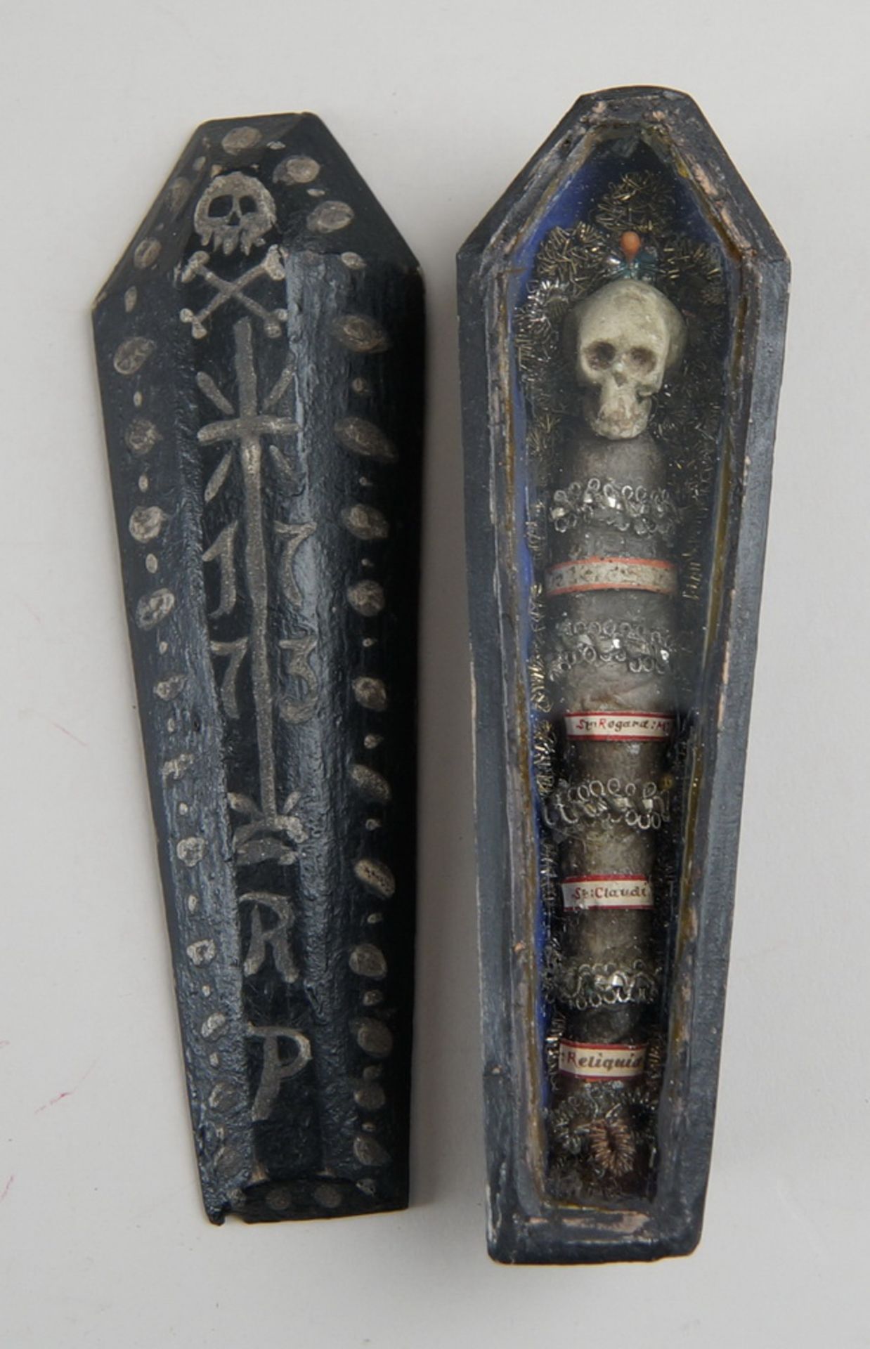 Zartes Tödlein / Memento Mori, Skelett in einem Holzsarg, hinter Glas, mit Reliquien,datiert 1773,