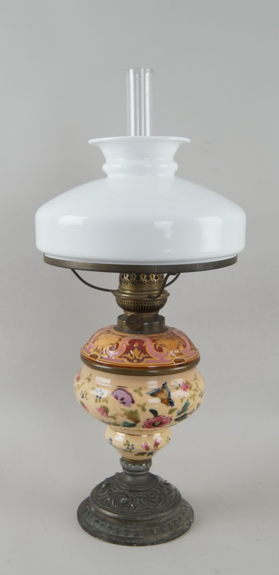 Schöne Petroleumlampe mit Milchglasschirm und Halm, Keramik, bunt bemalt, H 58cm,Durchmesser 26 cm