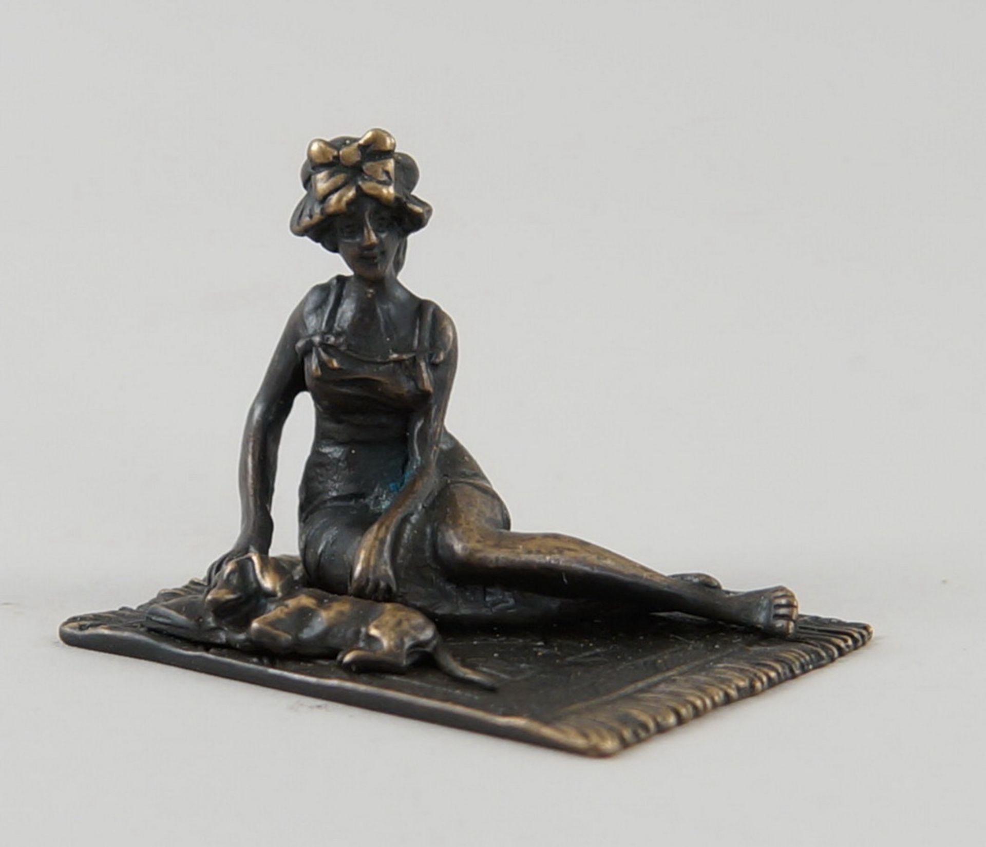 Zarte Wiener Bronze, Dame mit Dackel auf einem Teppich, 4x6x4,5cm - Bild 3 aus 9