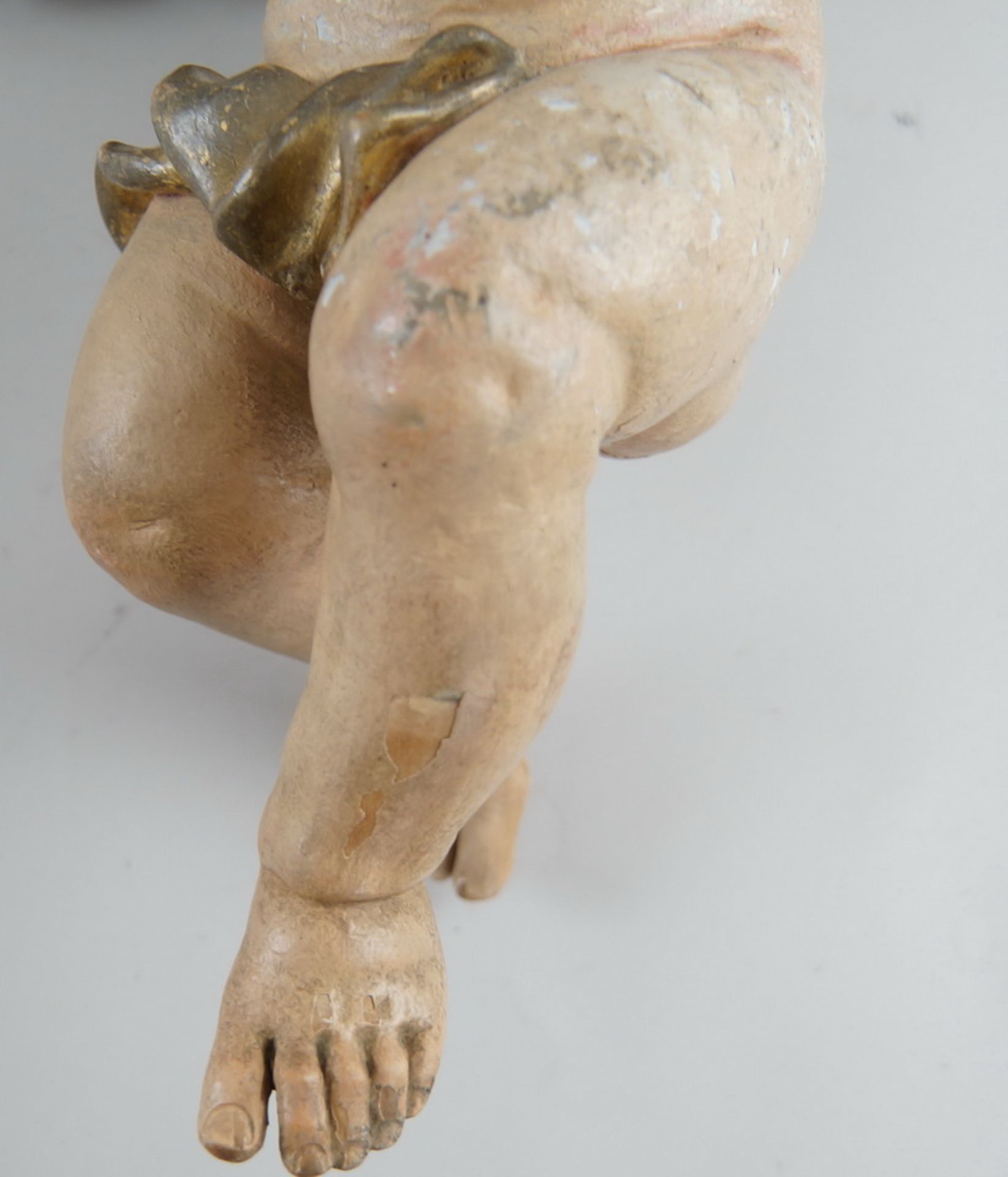 Barock Engel, Holz geschnitzt und gefasst, Altersspuren, H 47cm - Bild 4 aus 5