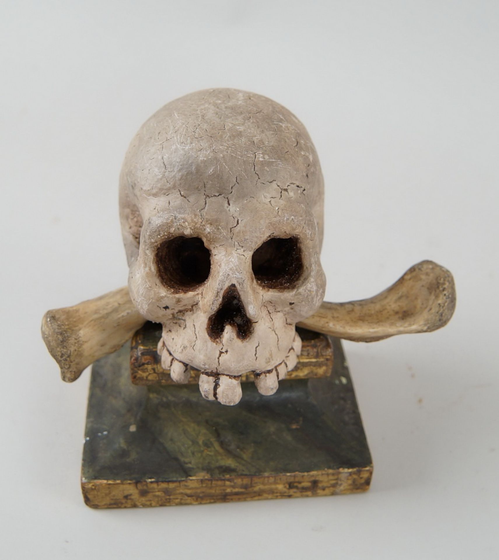 Reliquien - Totenkopf auf Sockel, Holz geschnitzt und gefasst, it echtem Knochen,14x13x9cm - Bild 3 aus 7