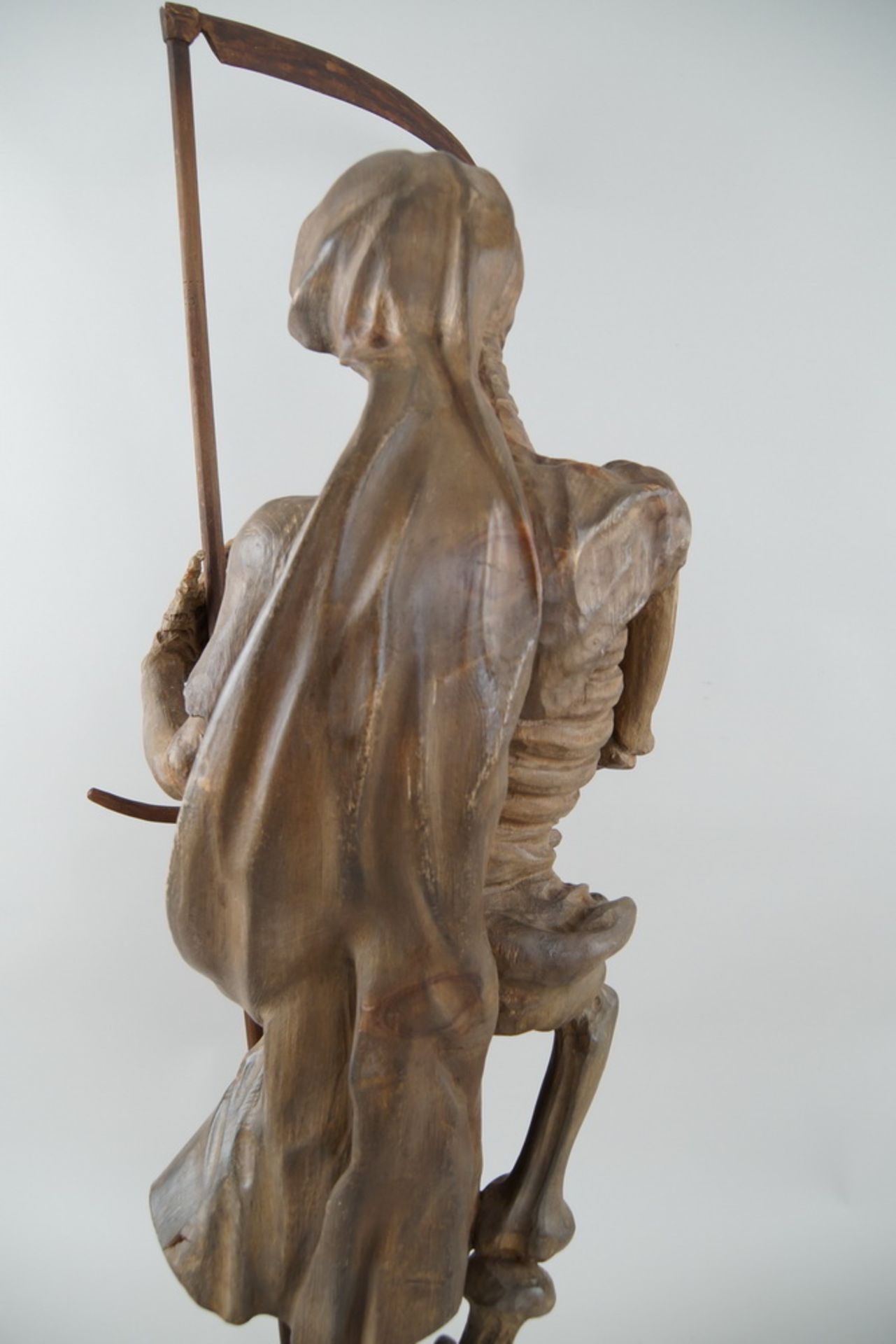 Memento Mori Skulptur / der Tod, mit Sense, stehende, skelettierte Figur in Holzgeschnitzt und - Bild 11 aus 15