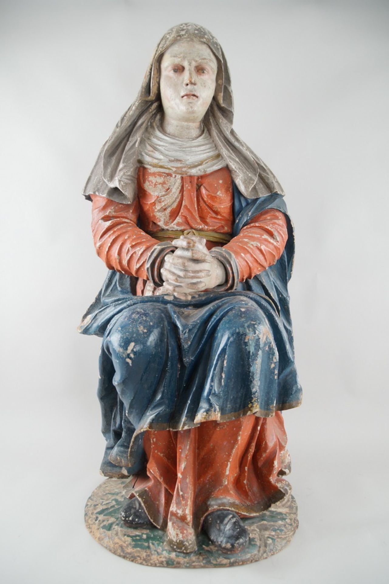 Sitzende Madonna mit betenden Händen und andächtigem Blick, 17. JH, Holz geschnitzt undgefasst, - Bild 3 aus 21