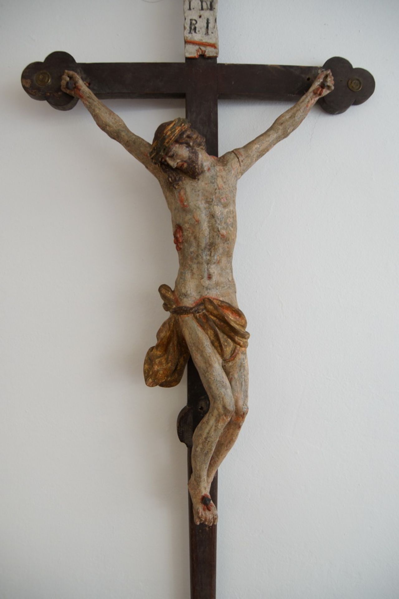 Vortragekreuz / Kruzifix mit Korpus Christi, Holz geschnitzt und gefasst, Altersspuren,18. JH, - Bild 2 aus 4