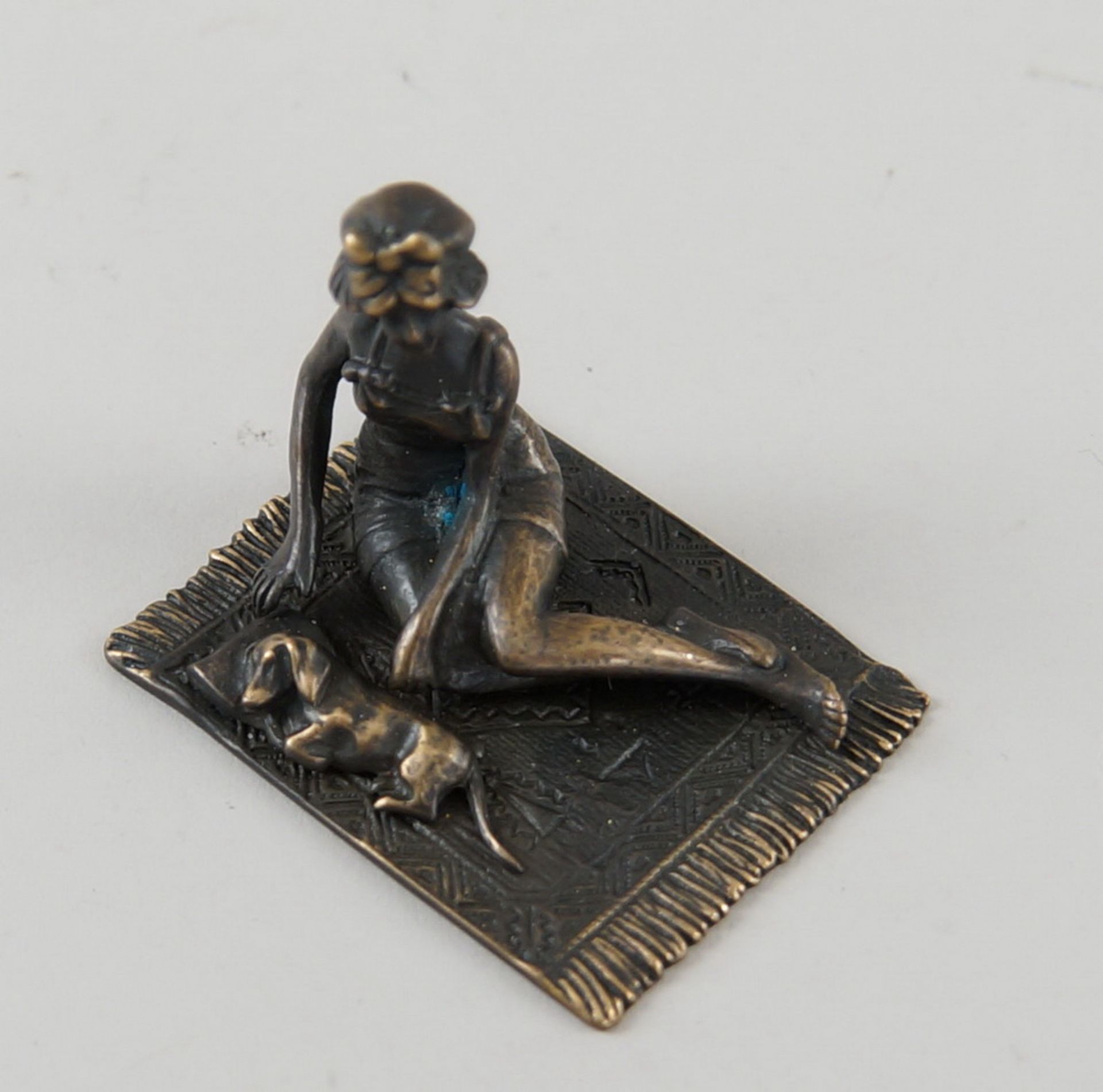 Zarte Wiener Bronze, Dame mit Dackel auf einem Teppich, 4x6x4,5cm - Bild 7 aus 9