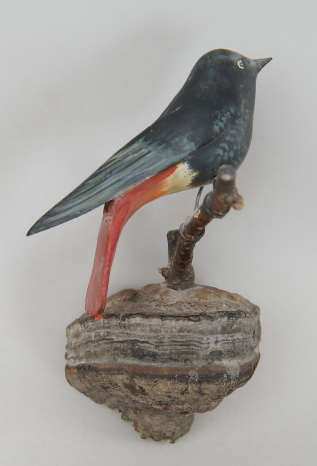 Singvogel auf Ast, Holz geschnitzt, bunt bemalt, H 17 cm - Bild 3 aus 5