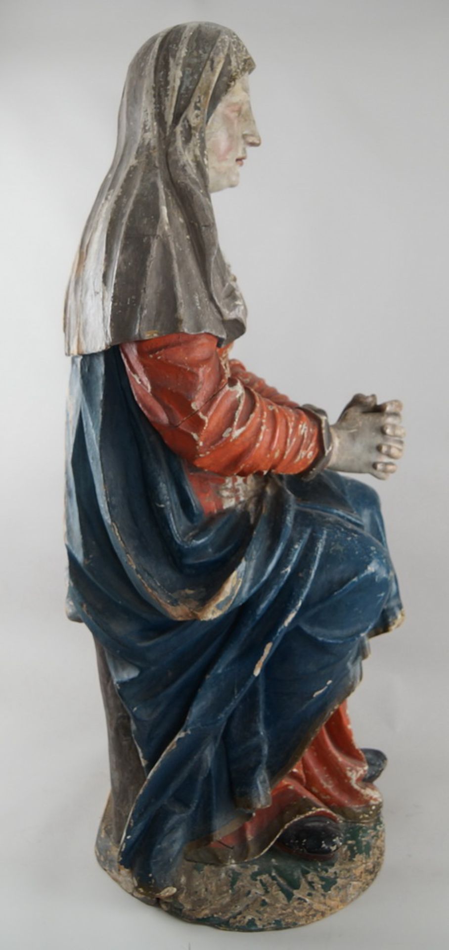 Sitzende Madonna mit betenden Händen und andächtigem Blick, 17. JH, Holz geschnitzt undgefasst, - Bild 18 aus 21