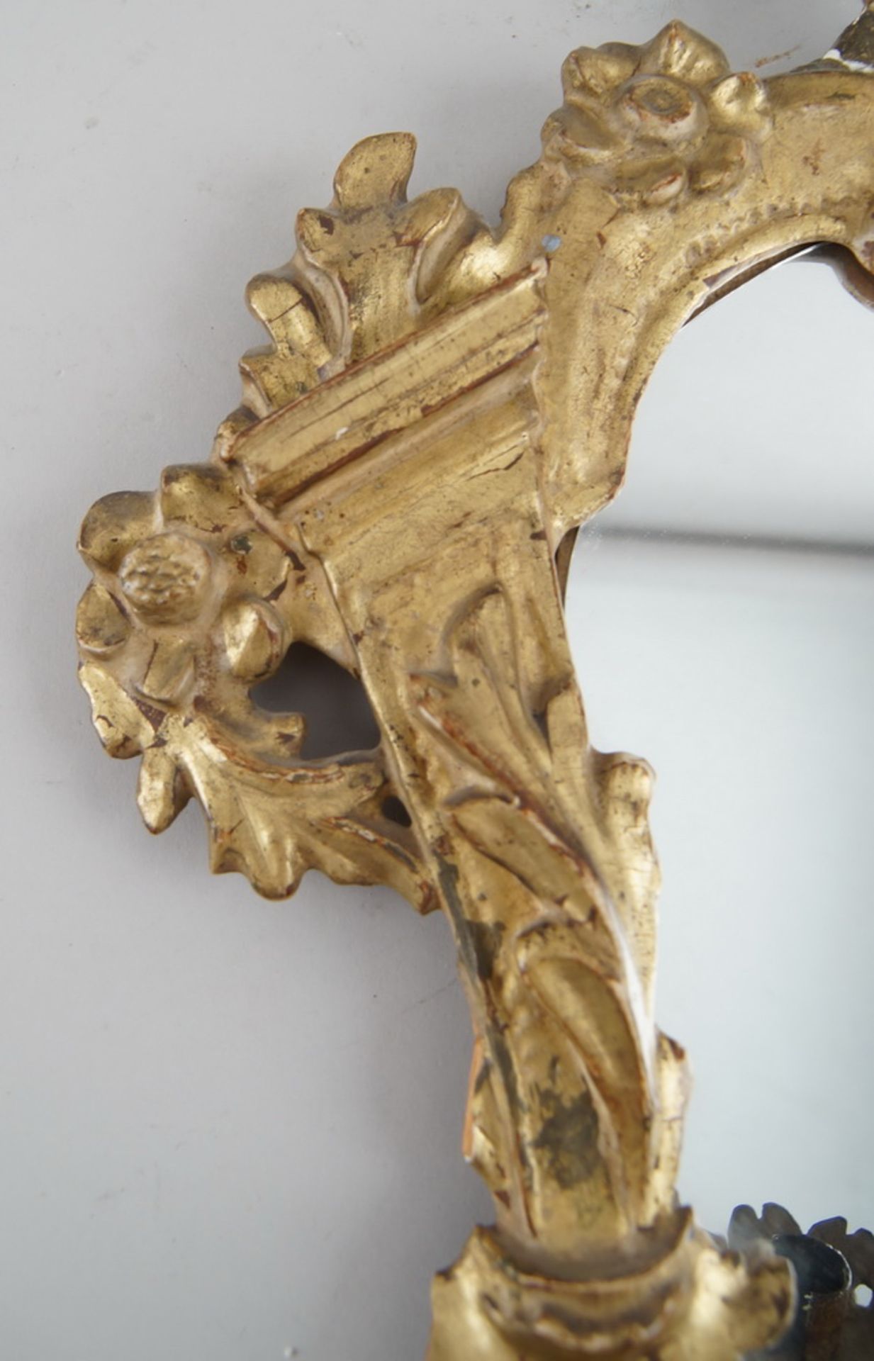 Fein geschnitzter Barock - Spiegel mit Kerzenhalter aus Metall, Holz geschnitzt undvergoldet, - Bild 5 aus 6