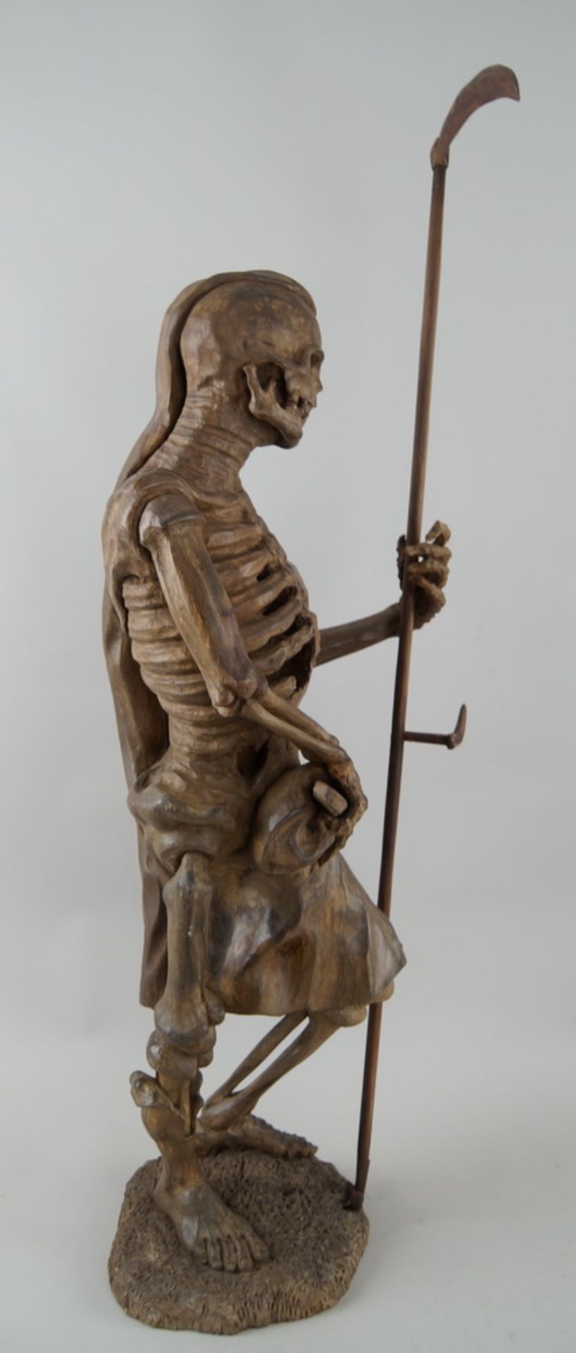 Memento Mori Skulptur / der Tod, mit Sense, stehende, skelettierte Figur in Holzgeschnitzt und - Bild 6 aus 15