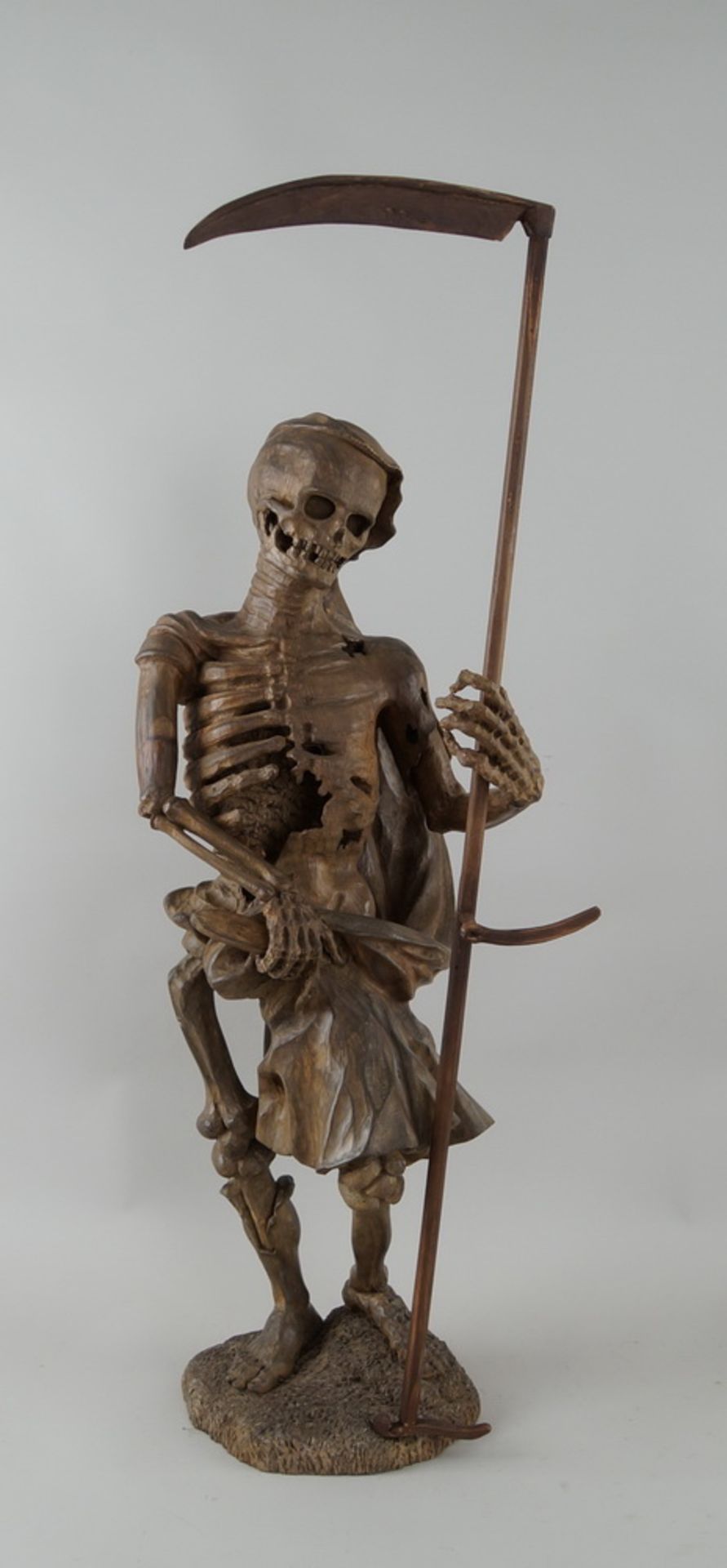 Memento Mori Skulptur / der Tod, mit Sense, stehende, skelettierte Figur in Holzgeschnitzt und