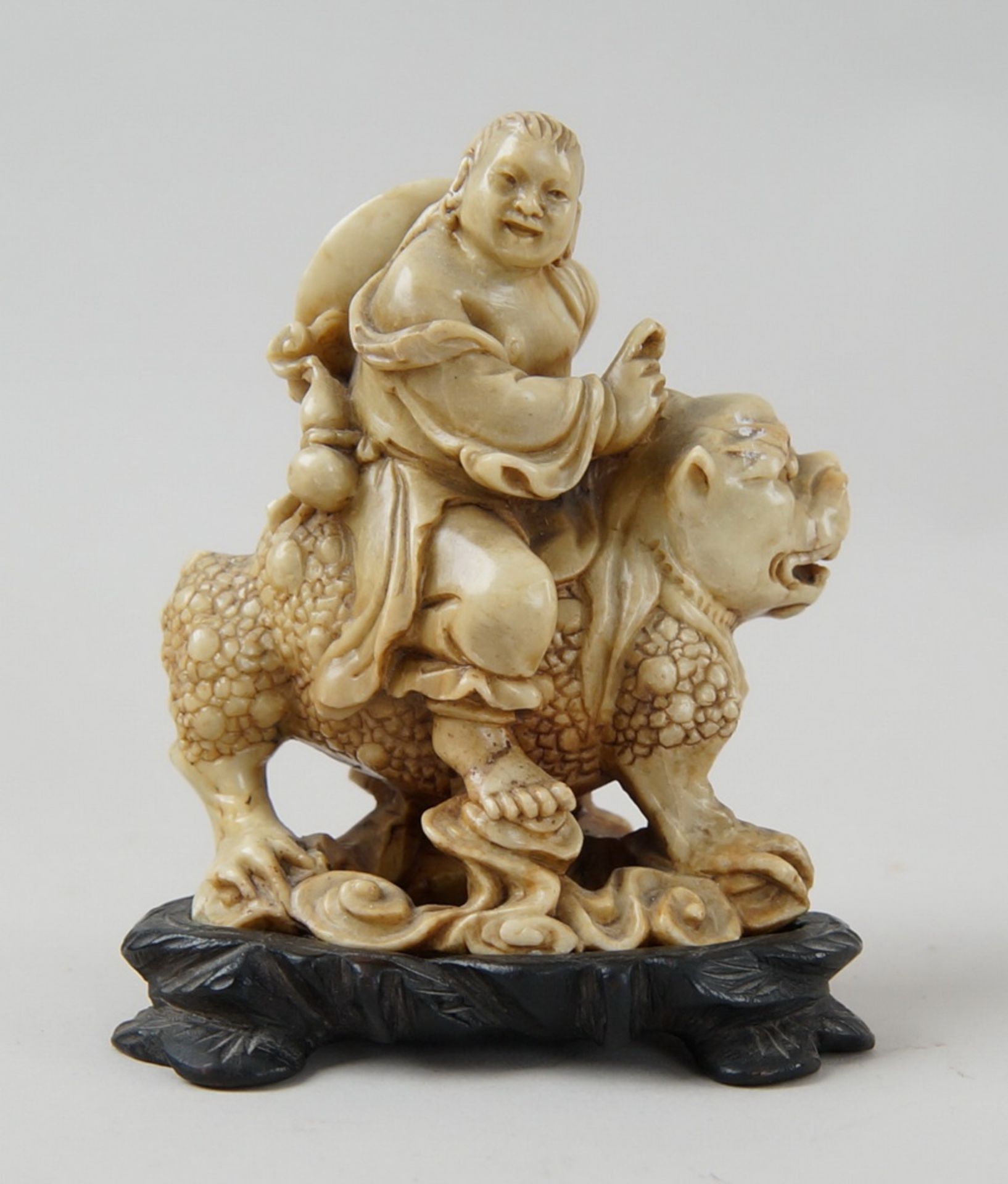 Asiatischer Reiter auf Fuhund, fein geschnitztes Jade, auf Sockel, 12,5x9,5x6cm - Bild 6 aus 7