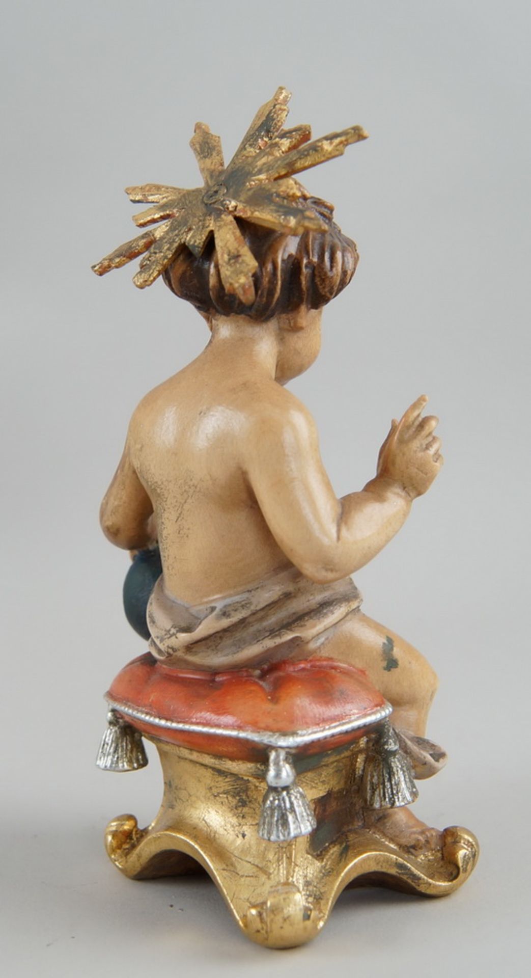 Sitzendes, liebliches Jesuskind mit Strahlenkranz und Weltkugel, Holz geschnitzt undgefasst, H19, - Bild 3 aus 6