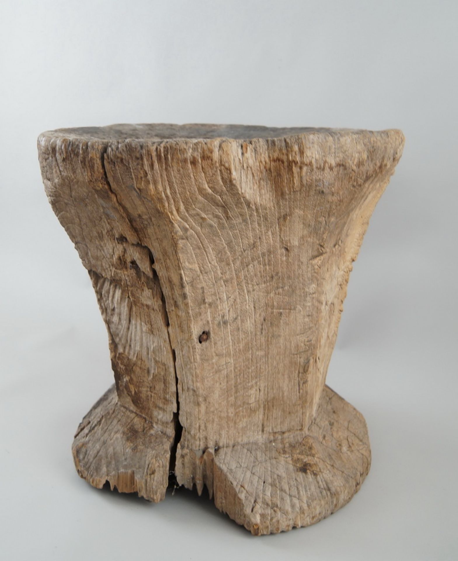 Sehr grosser Mörser aus schwerem Eichenholz, Altersspuren, 17. JH, H 42 - Durchmesser 41cm - Bild 5 aus 9