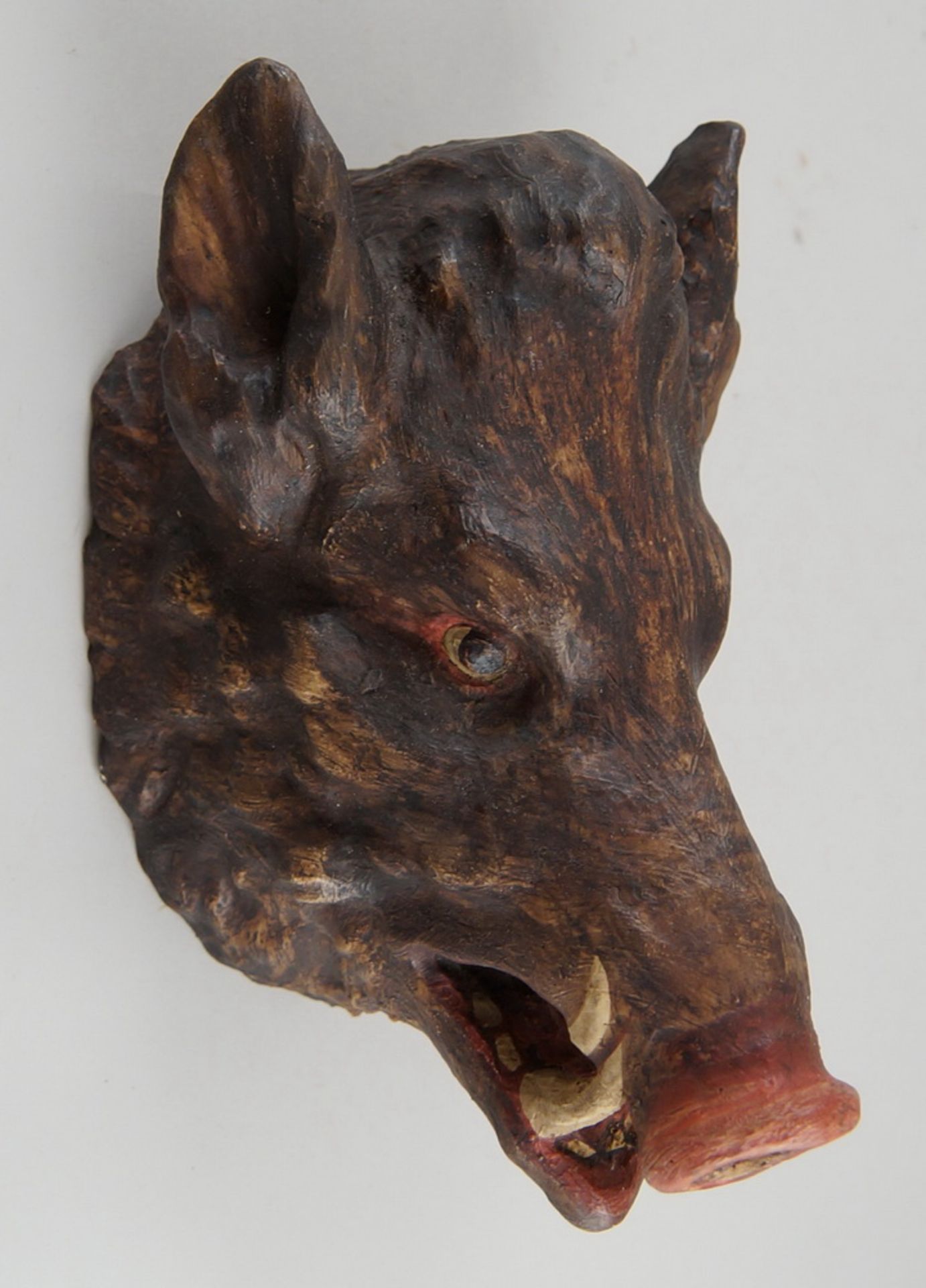 Saukopf / Wildschwein / Eber, Holz geschnitzt und gefasst, auf Brett zum hängen, H 27 cm