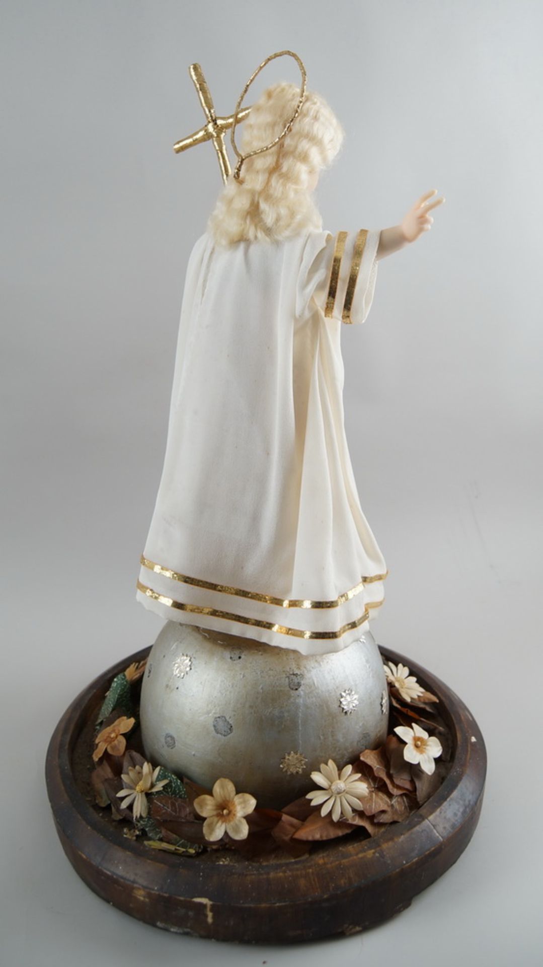 Monumentaler Glasschrein / Glassturz mit Jesuskind aus Wachs und prunkvollem Gewand, H 78cm, - Bild 7 aus 8