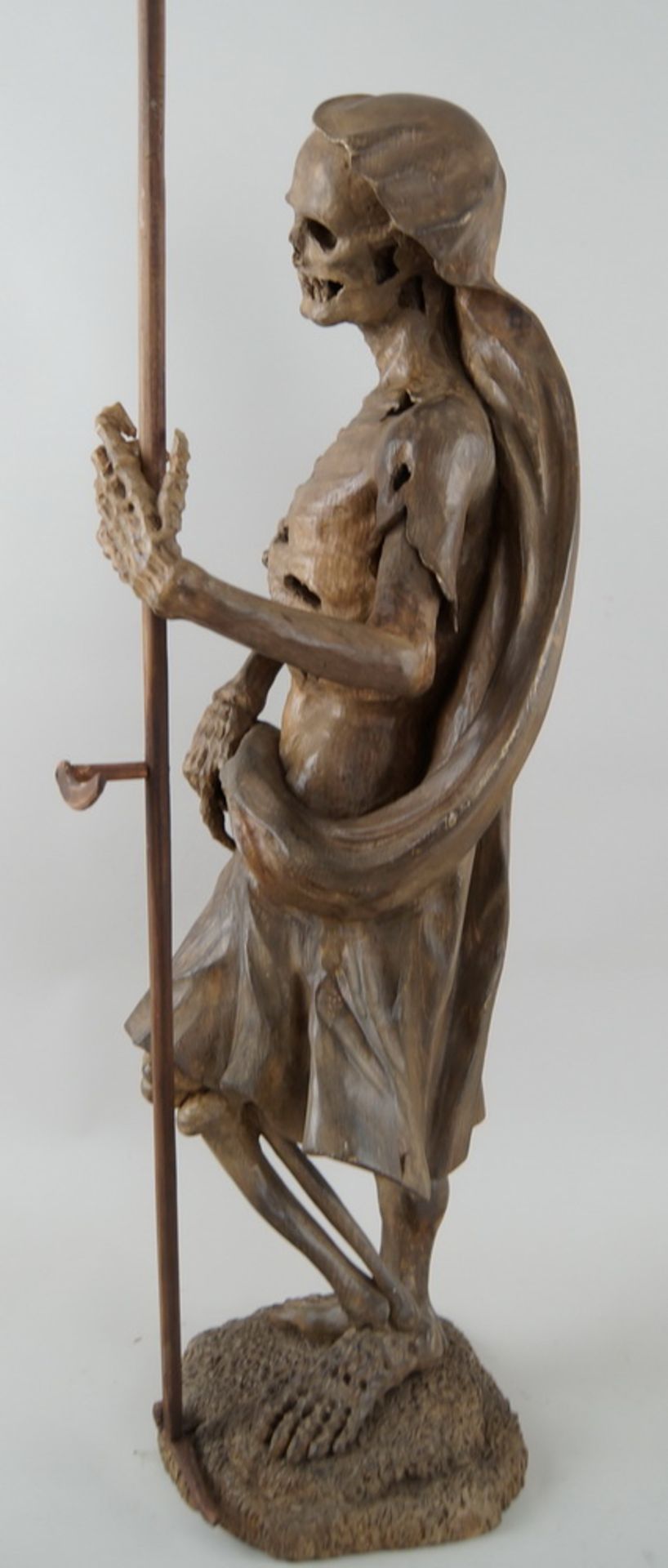 Memento Mori Skulptur / der Tod, mit Sense, stehende, skelettierte Figur in Holzgeschnitzt und - Bild 12 aus 15