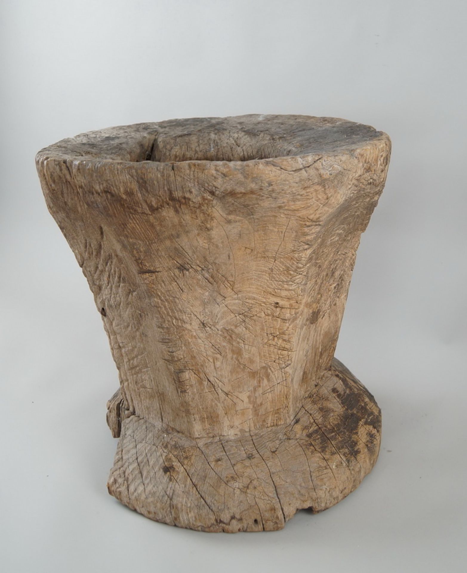 Sehr grosser Mörser aus schwerem Eichenholz, Altersspuren, 17. JH, H 42 - Durchmesser 41cm - Bild 6 aus 9