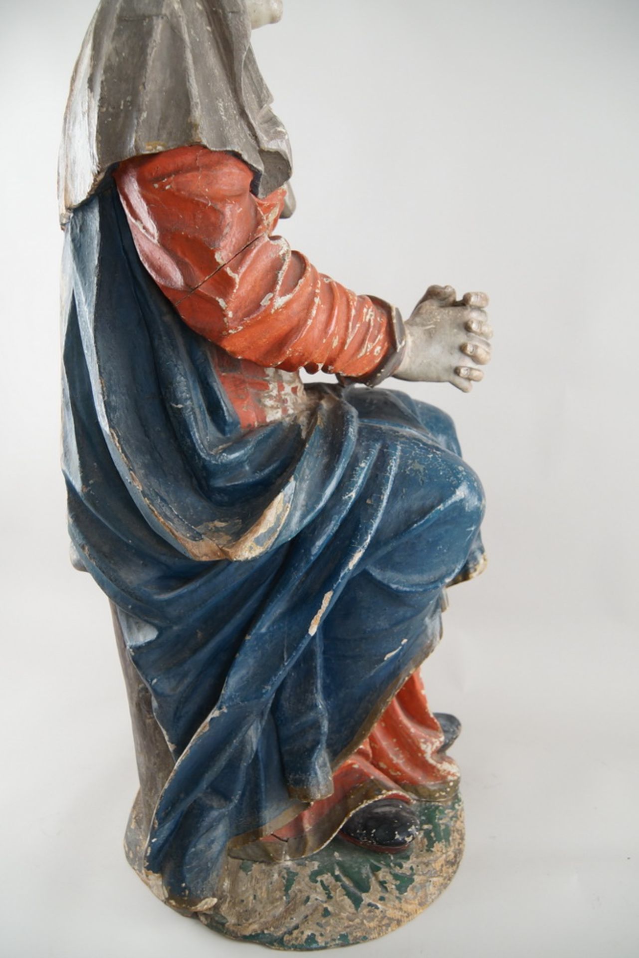 Sitzende Madonna mit betenden Händen und andächtigem Blick, 17. JH, Holz geschnitzt undgefasst, - Bild 20 aus 21