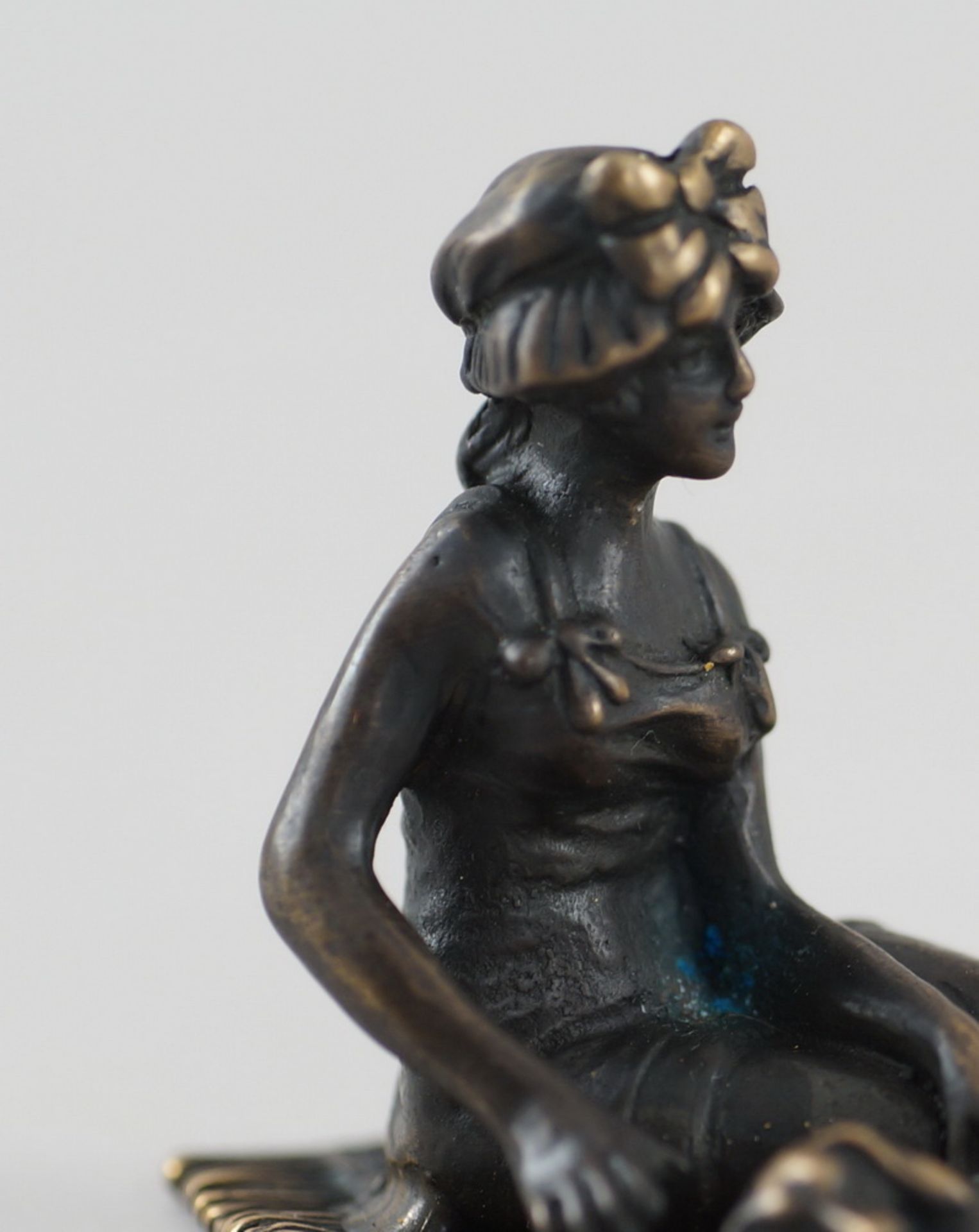 Zarte Wiener Bronze, Dame mit Dackel auf einem Teppich, 4x6x4,5cm - Bild 9 aus 9