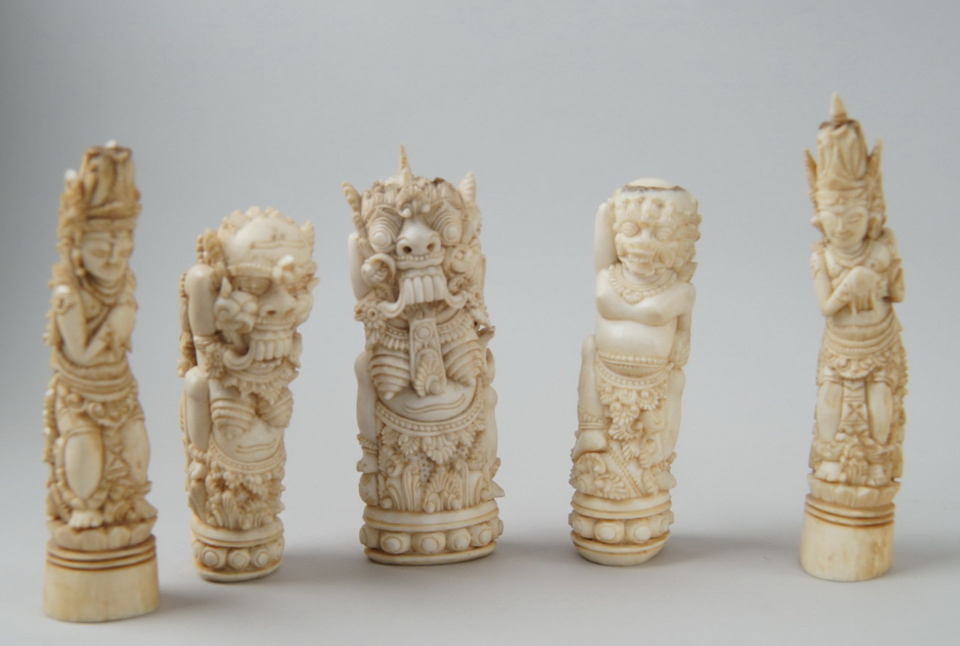 Fünf fein geschnitzte, asiatische Skulpturen, Elfenbein, 19. JH, H 10,5-13,5cm