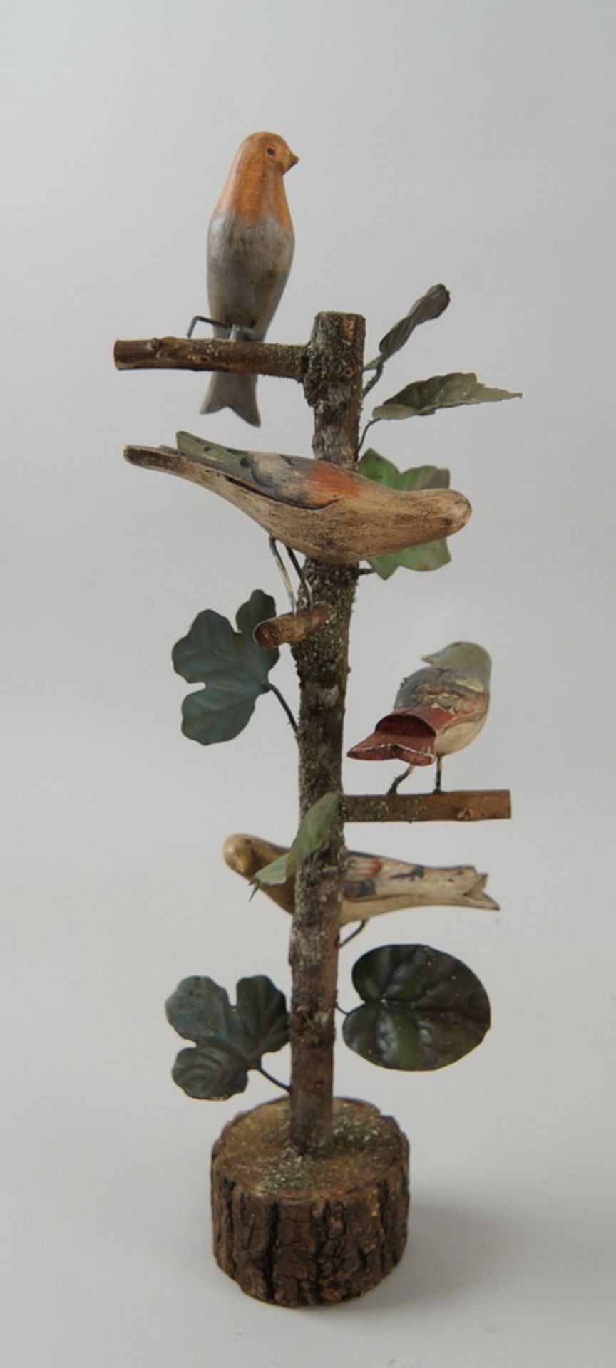 Vier bunt bemalte Singvögel auf Ast, Holz geschnitzt, Metallblätter, H 45 cm - Bild 5 aus 5