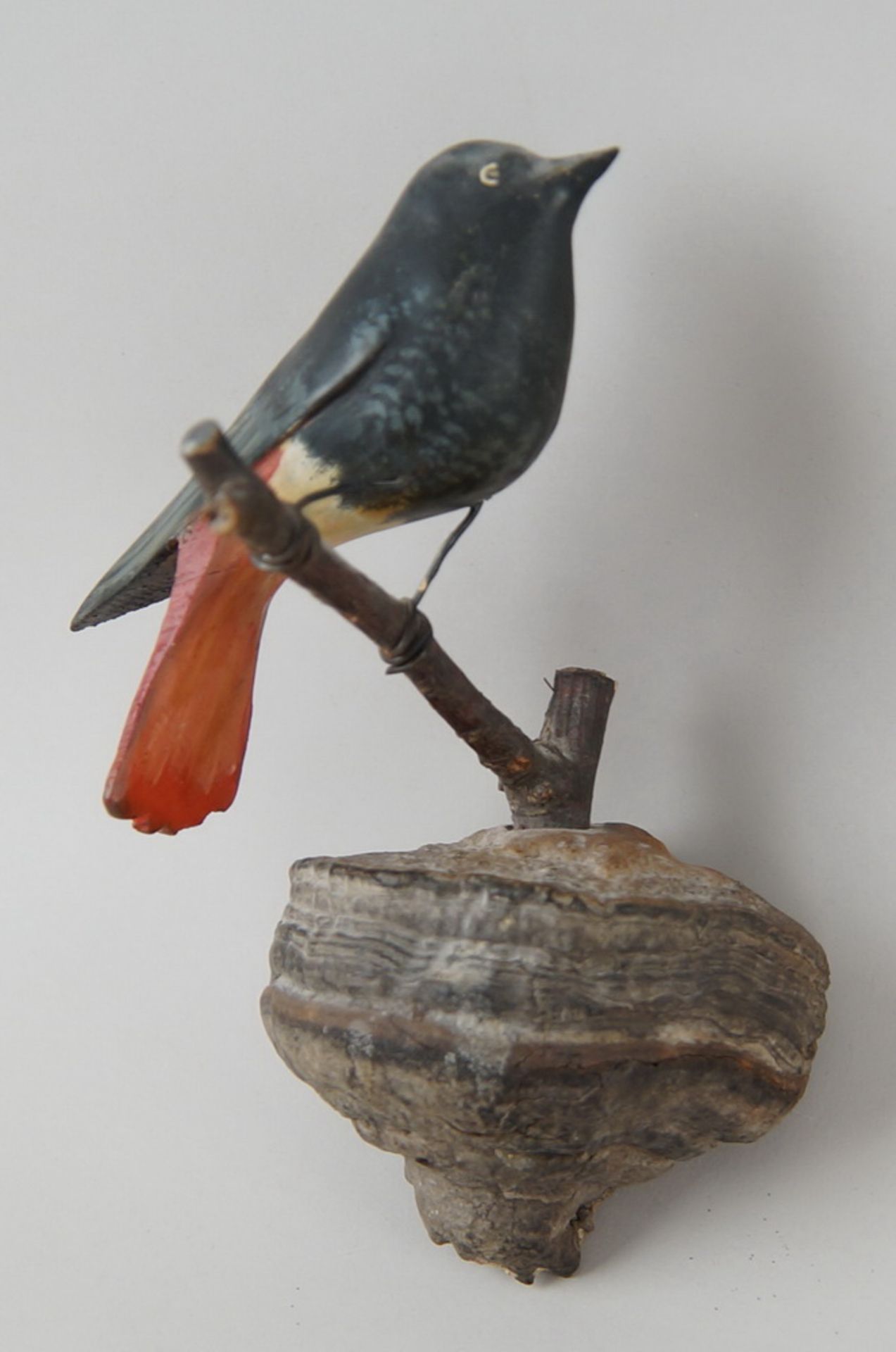 Singvogel auf Ast, Holz geschnitzt, bunt bemalt, H 17 cm - Bild 4 aus 5