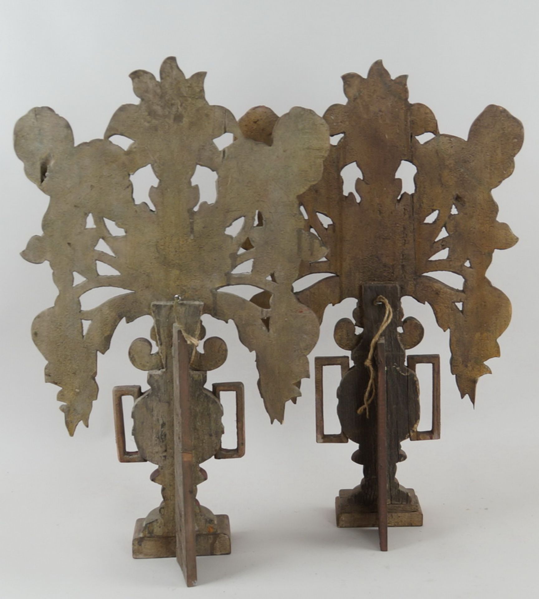 Paar bäuerliche Maiblumen / Altarvasen, Holz geschnitzt und gefasst, 63x35x13cm - Image 6 of 6