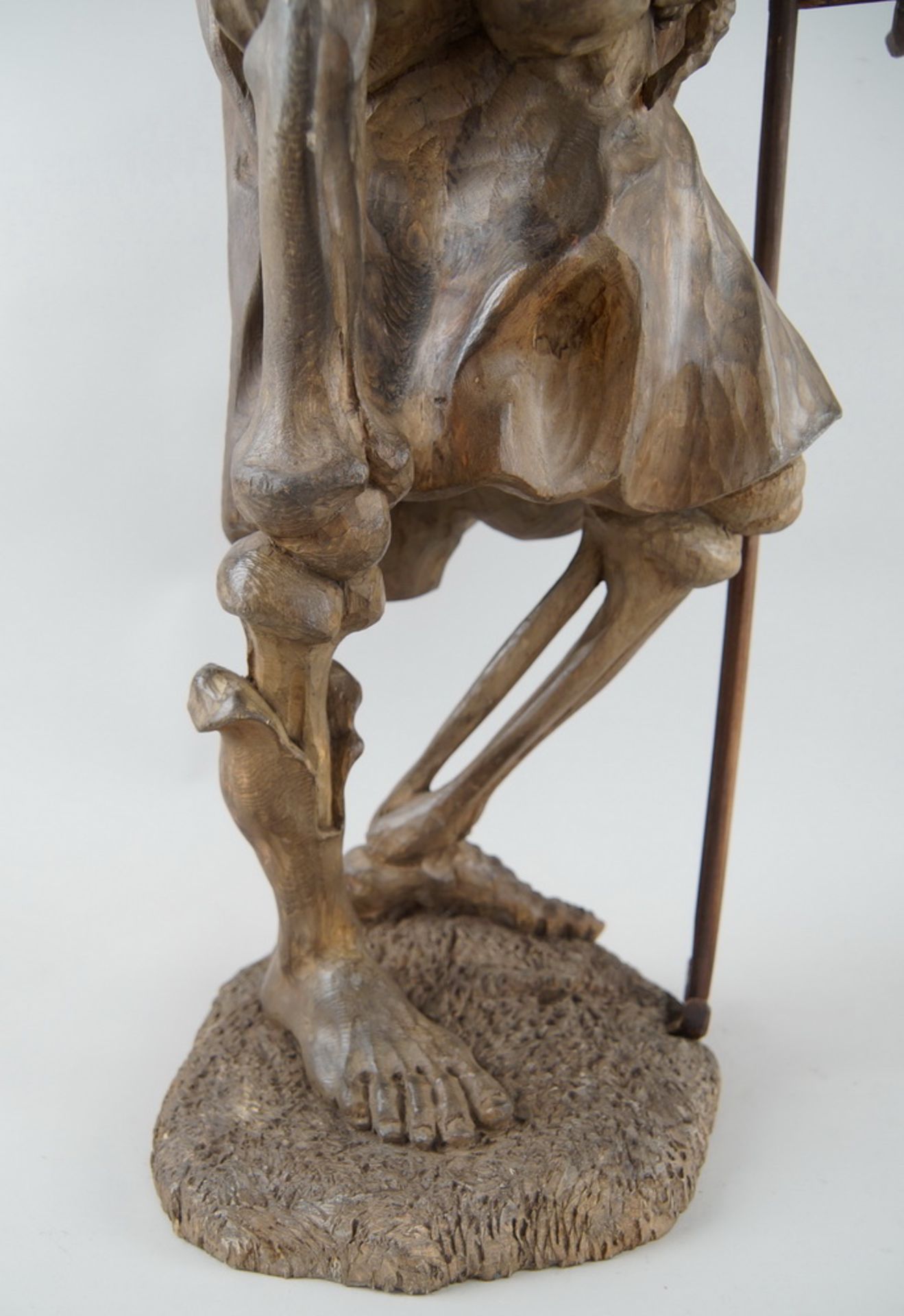 Memento Mori Skulptur / der Tod, mit Sense, stehende, skelettierte Figur in Holzgeschnitzt und - Bild 9 aus 15