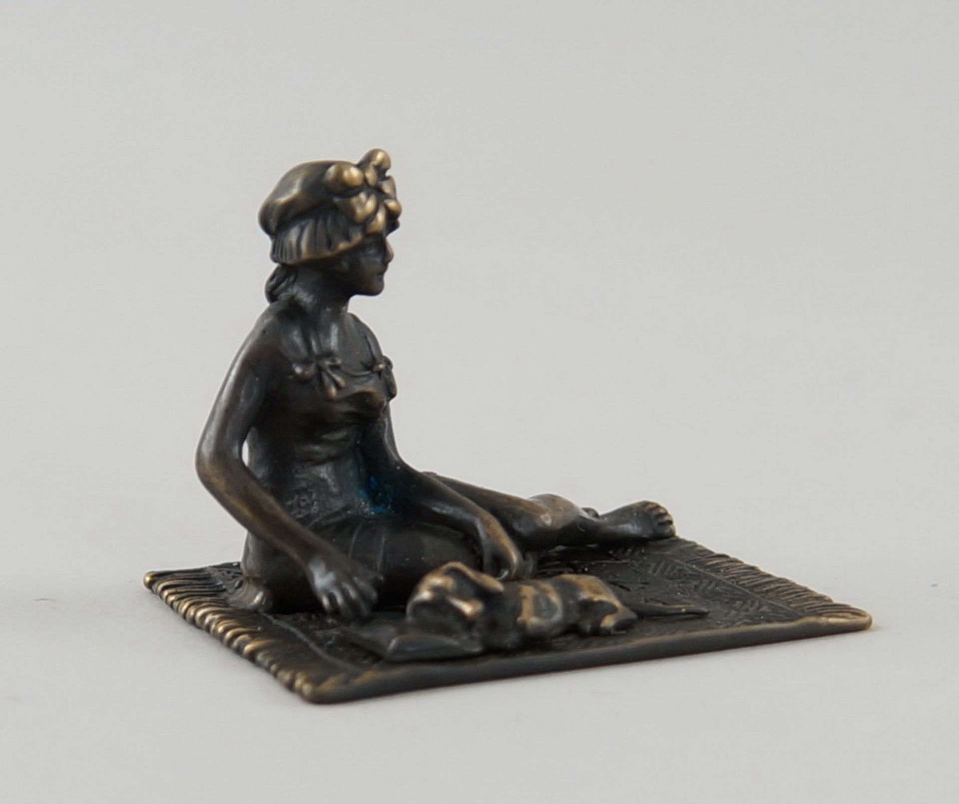 Zarte Wiener Bronze, Dame mit Dackel auf einem Teppich, 4x6x4,5cm