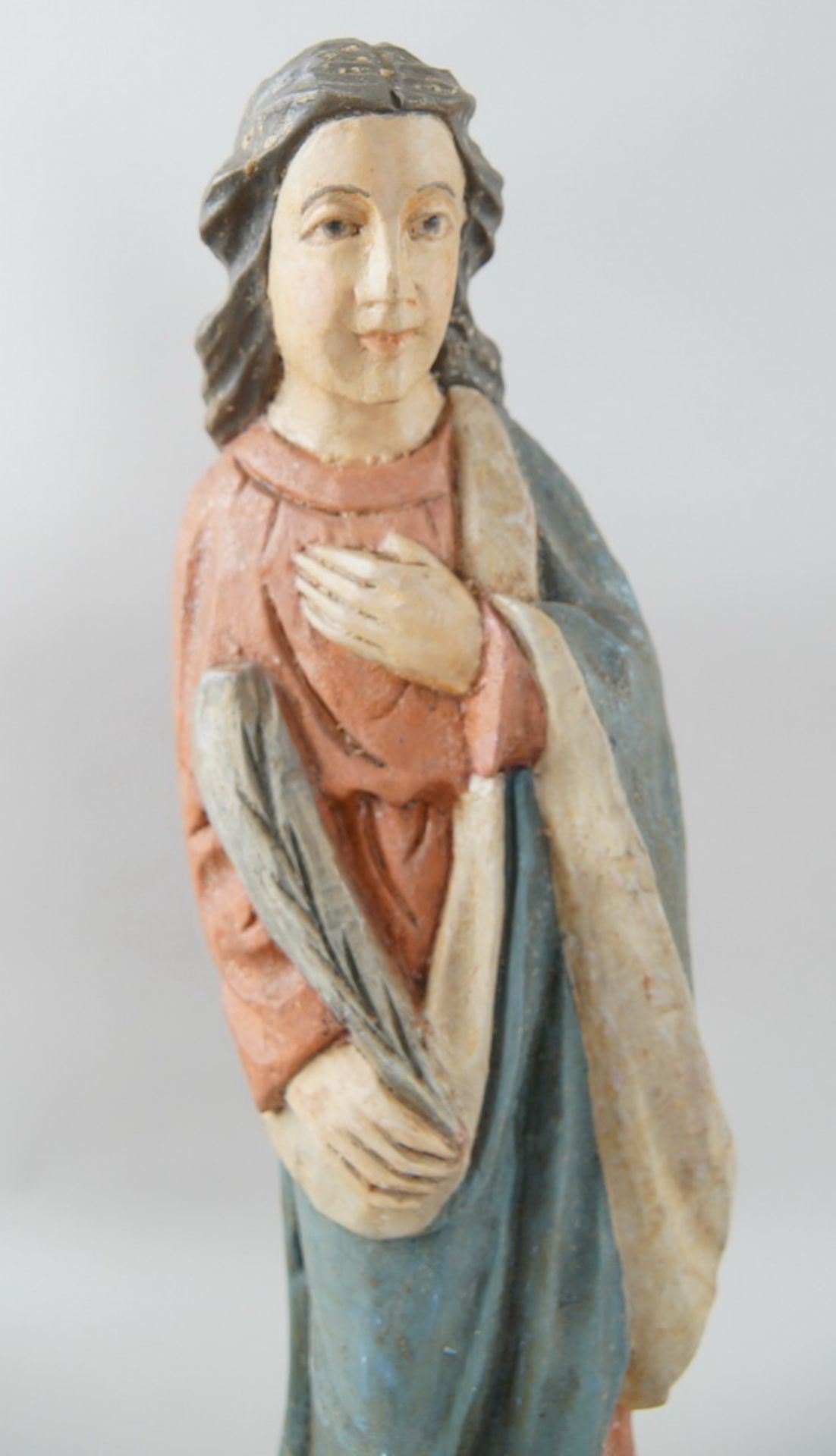 Heiligenskulptur mit Feder in der Hand, Holz geschnitzt und gefasst, H 60 cm - Bild 2 aus 7