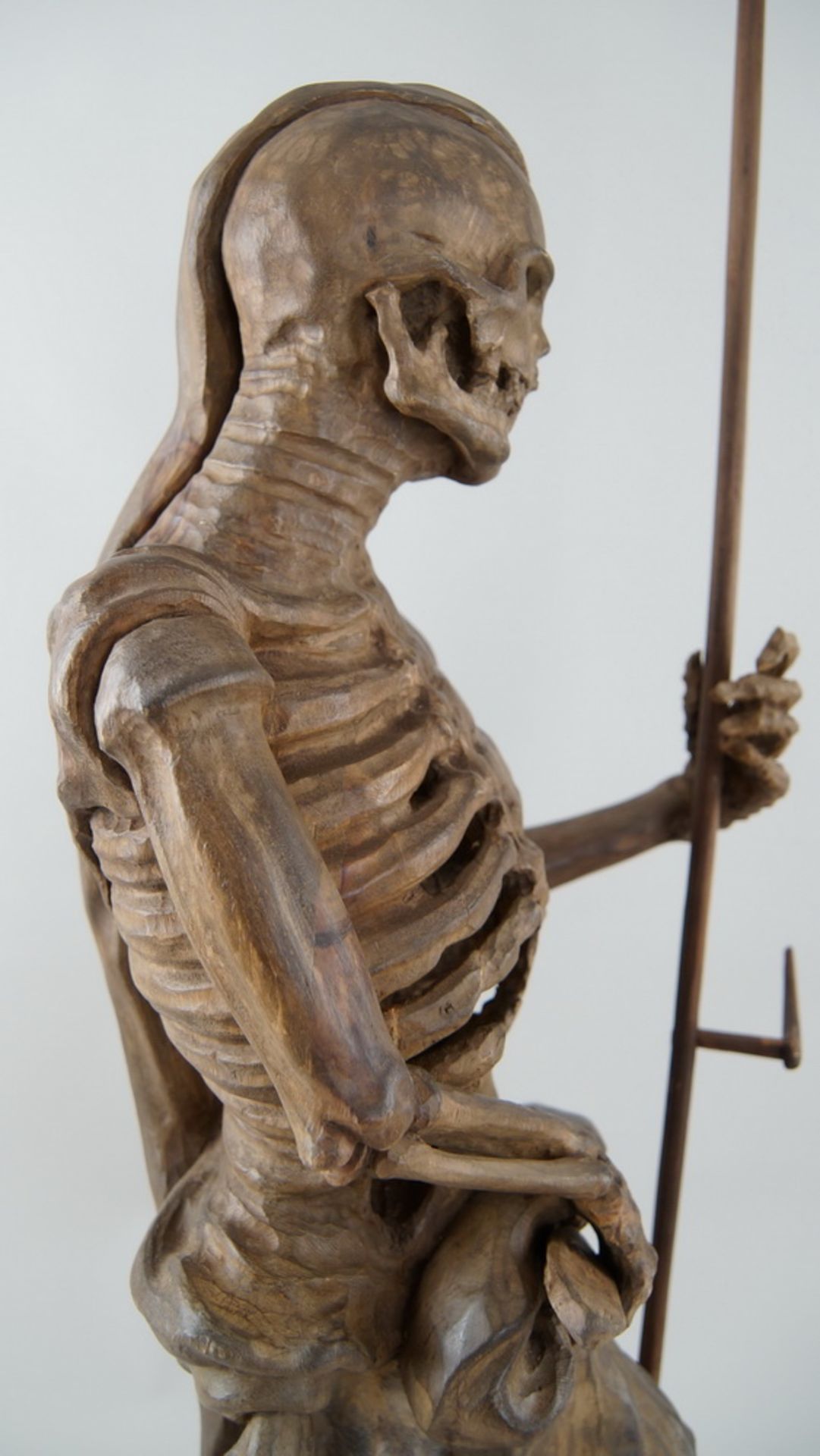 Memento Mori Skulptur / der Tod, mit Sense, stehende, skelettierte Figur in Holzgeschnitzt und - Bild 7 aus 15