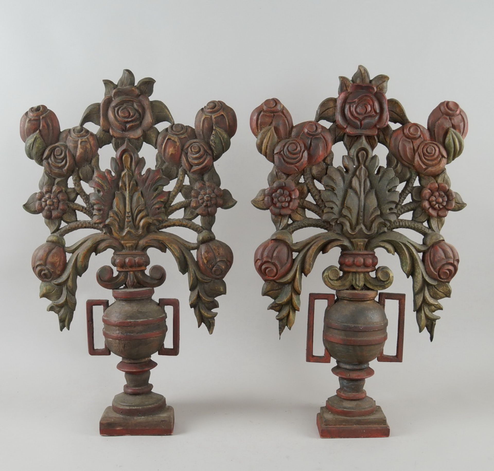 Paar bäuerliche Maiblumen / Altarvasen, Holz geschnitzt und gefasst, 63x35x13cm