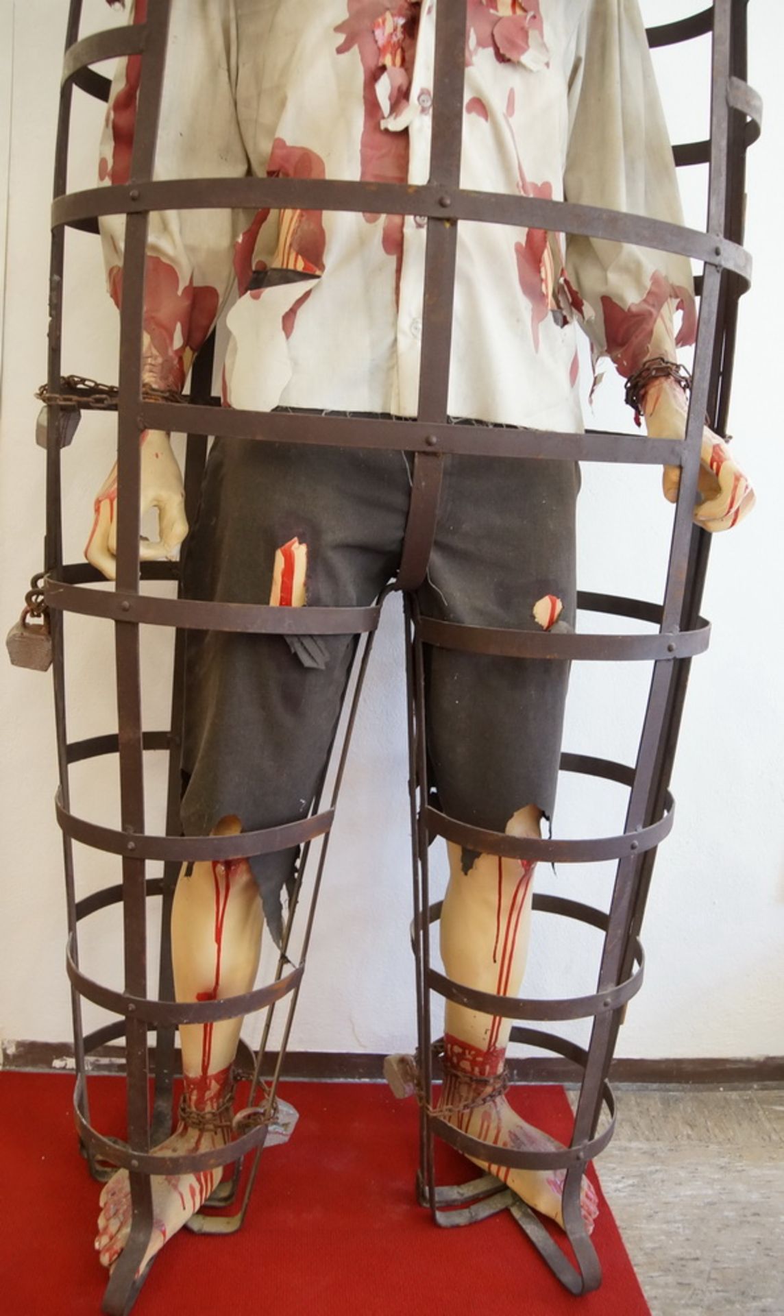 Lebensgrosser Folterkäfig im Manier des Mittelalters, Metall, mit Skulptur aus Kunststoffund - Bild 4 aus 7