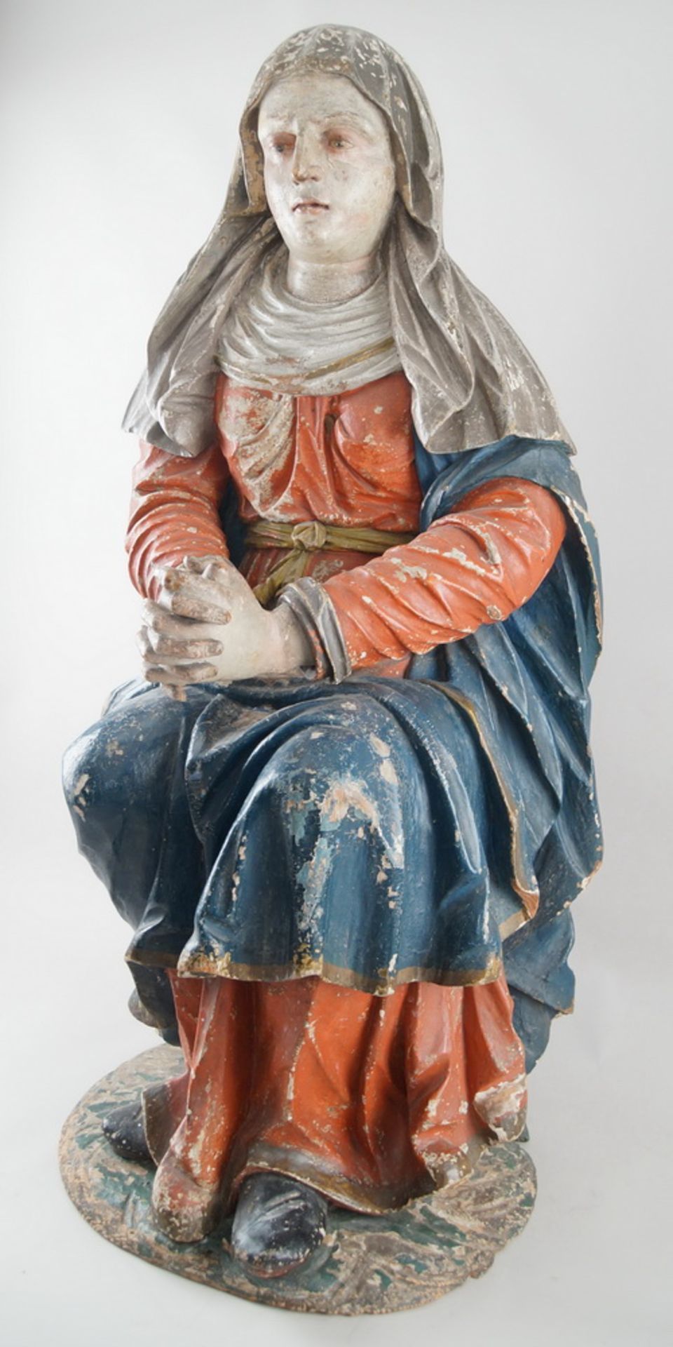 Sitzende Madonna mit betenden Händen und andächtigem Blick, 17. JH, Holz geschnitzt undgefasst, - Bild 6 aus 21