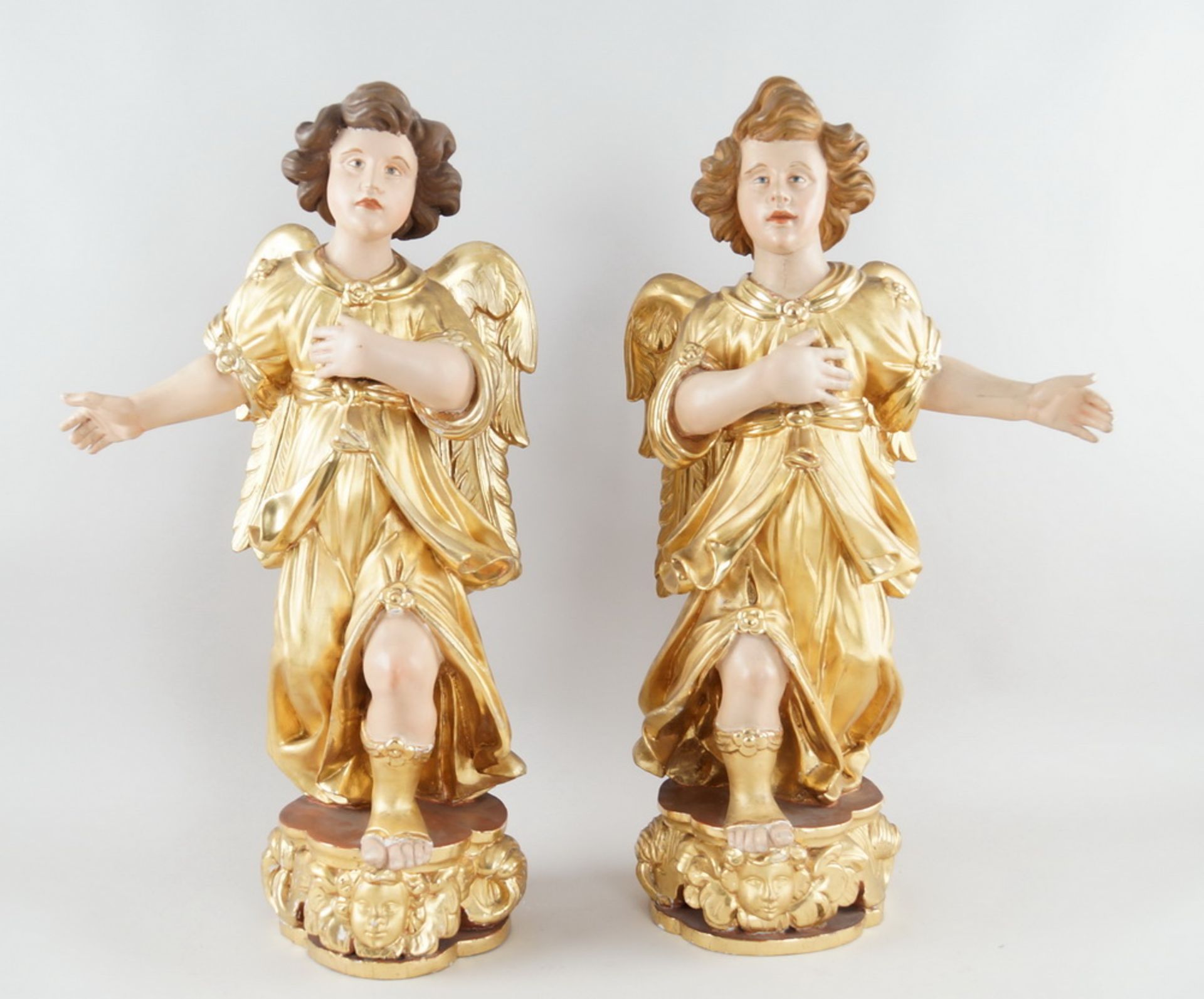 Zwei anmutende Engel mit Flügel, 18./19. JH, Holz geschnitzt und gefasst, vergoldet,rest., H 73 cm - Bild 2 aus 6