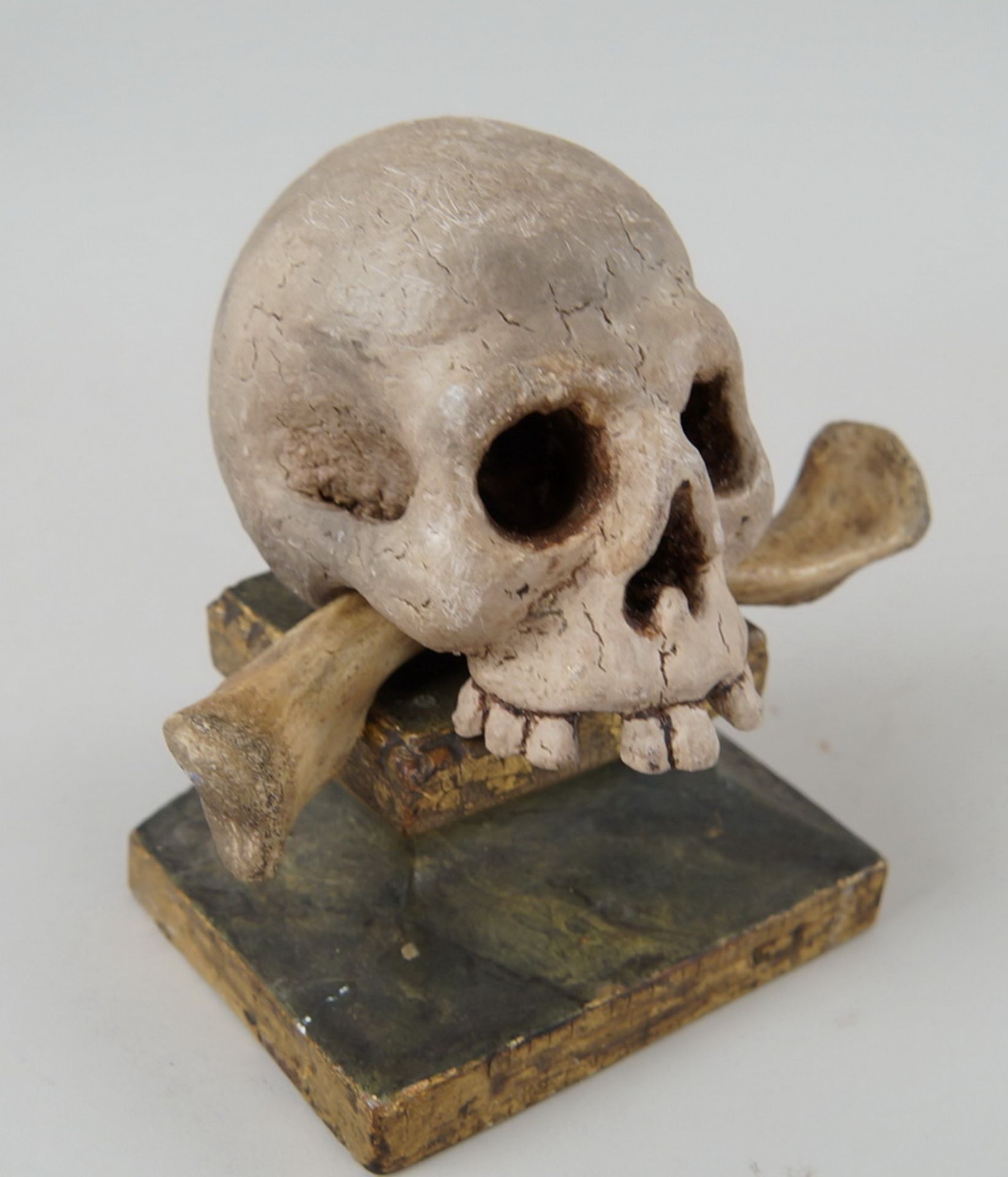 Reliquien - Totenkopf auf Sockel, Holz geschnitzt und gefasst, it echtem Knochen,14x13x9cm - Bild 4 aus 7